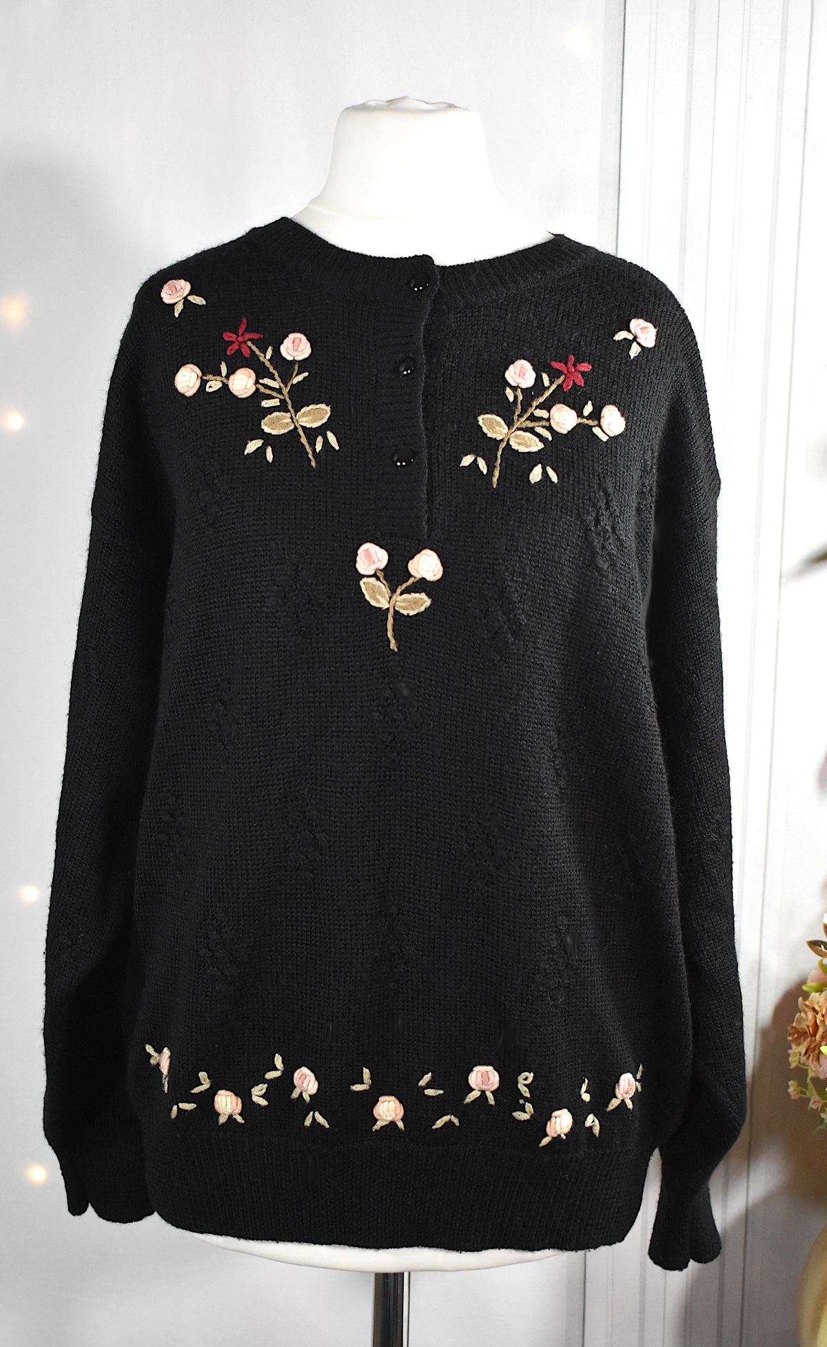 Pull noir en laine mélangée aux fleurs brodées