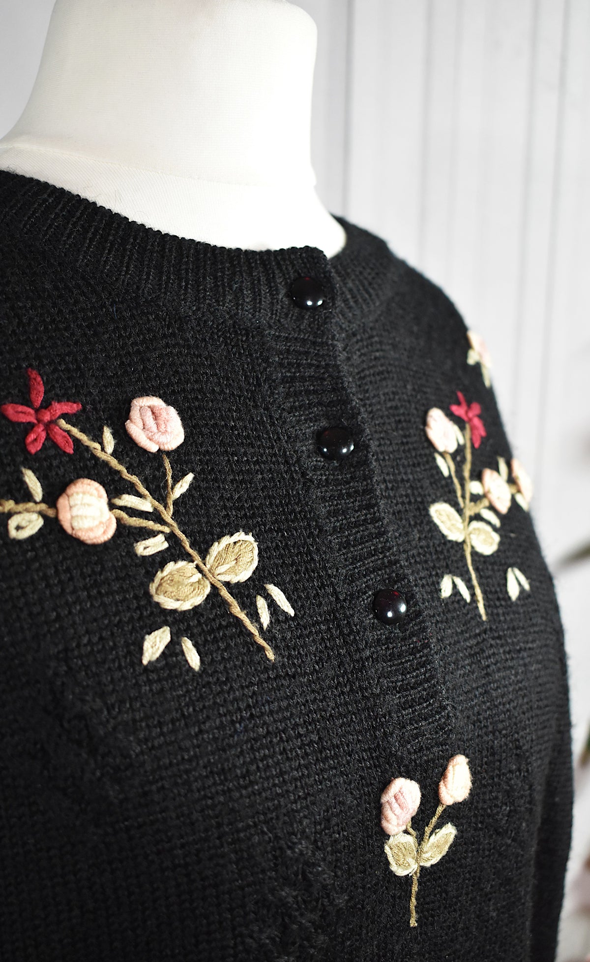 Pull noir en laine mélangée aux fleurs brodées