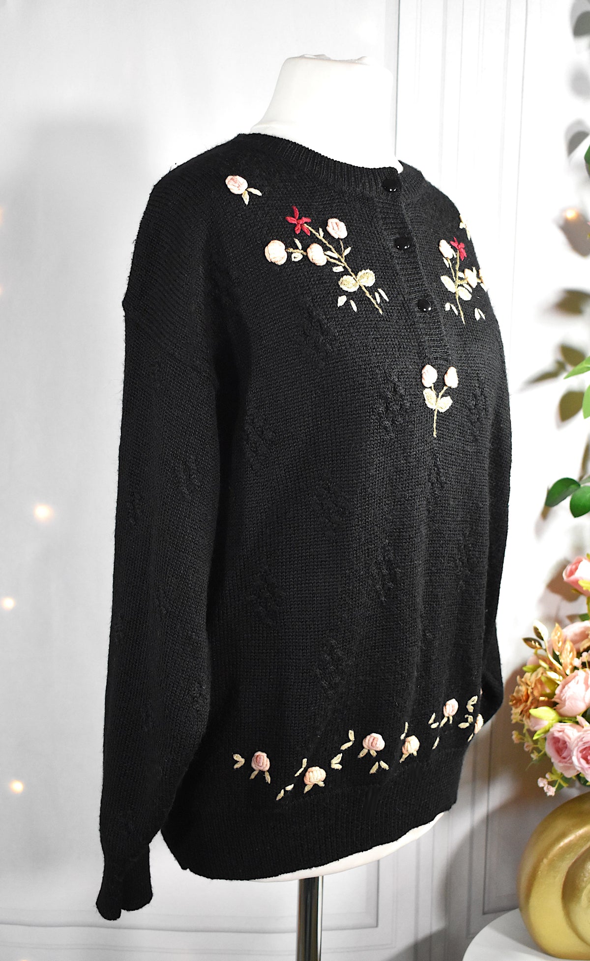 Pull noir en laine mélangée aux fleurs brodées