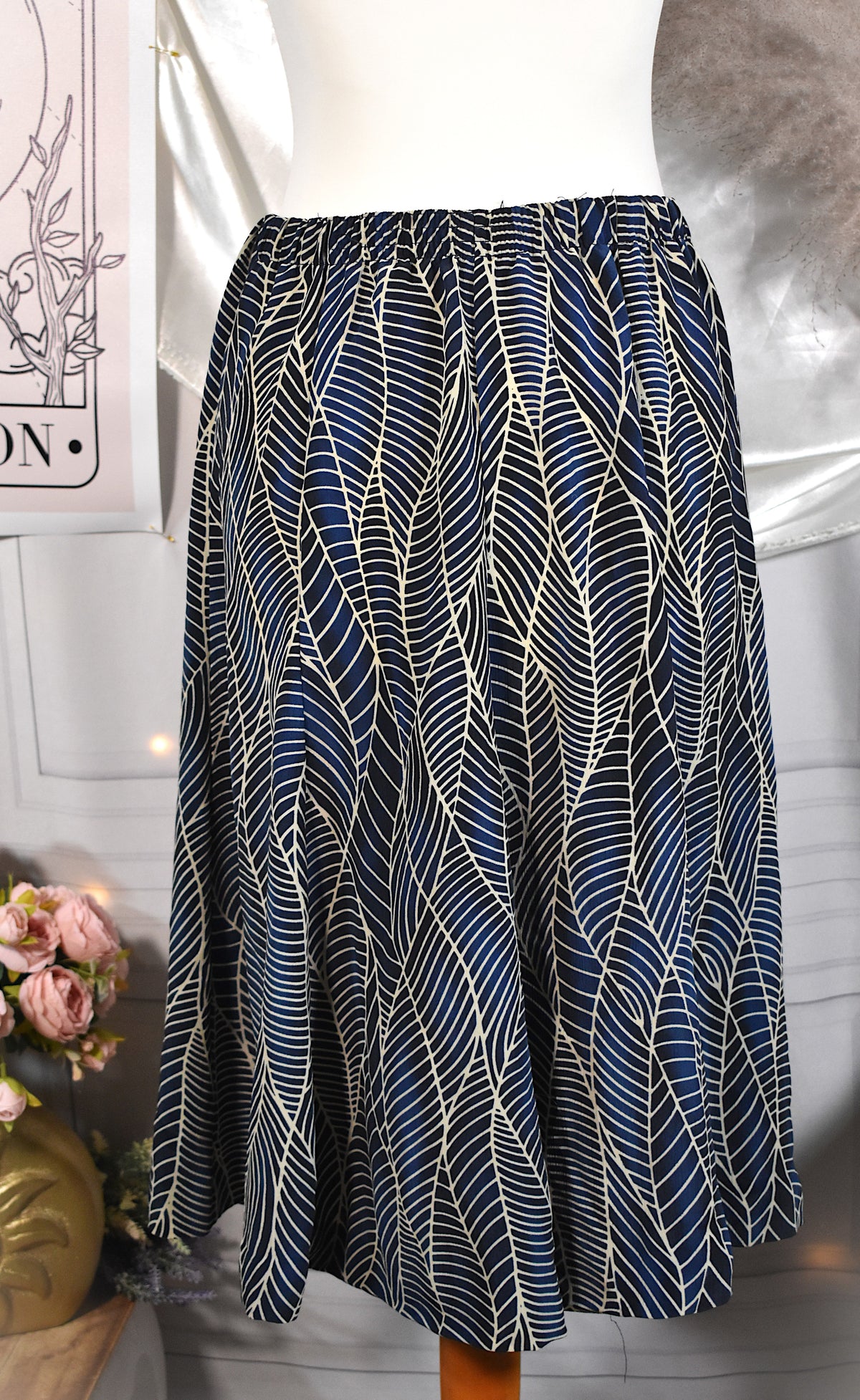 Jupe mi-longue bleue motif feuillage