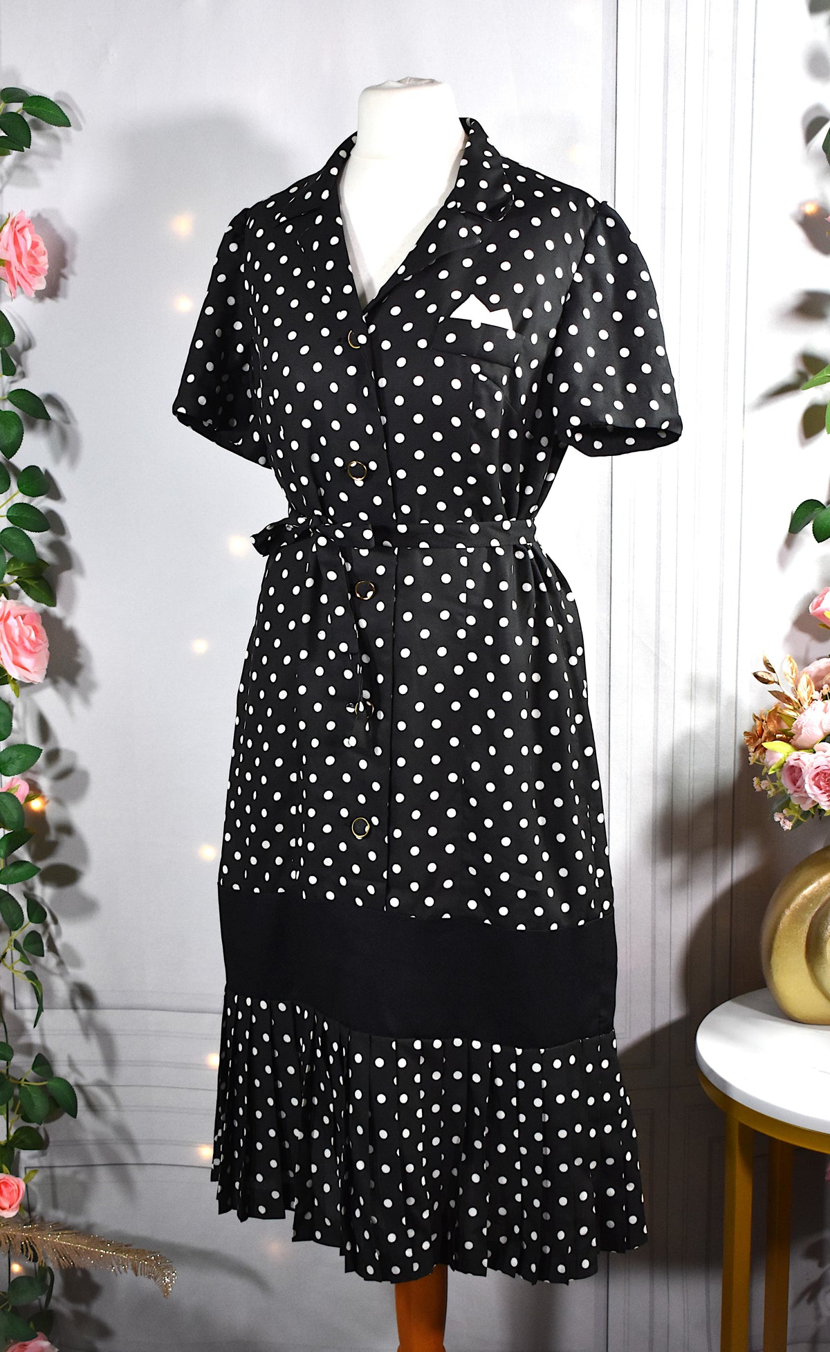 Robe noire à pois blancs