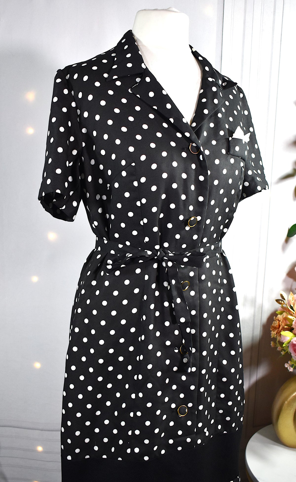 Robe noire à pois blancs