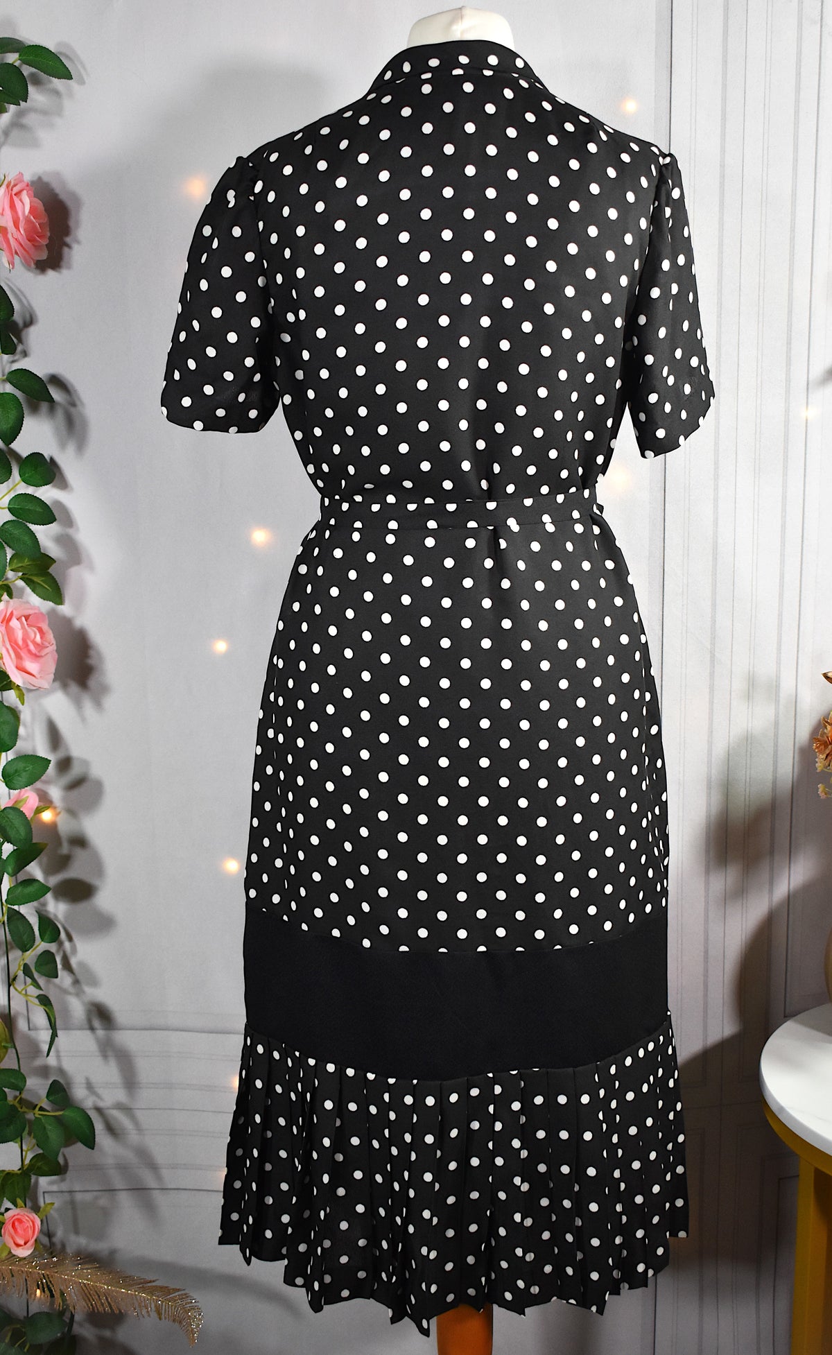 Robe noire à pois blancs