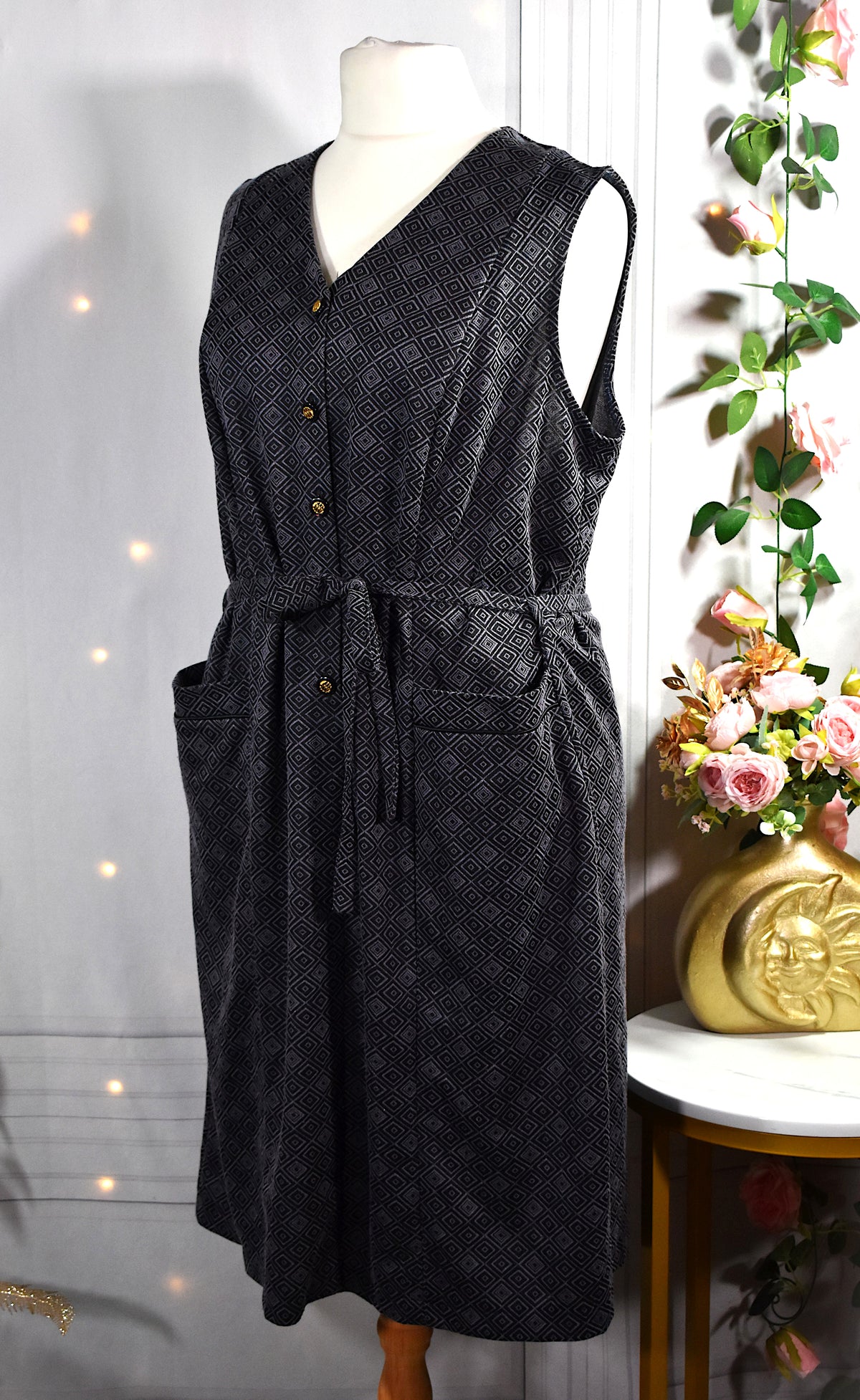 Robe chasuble grise aux motifs losanges noirs