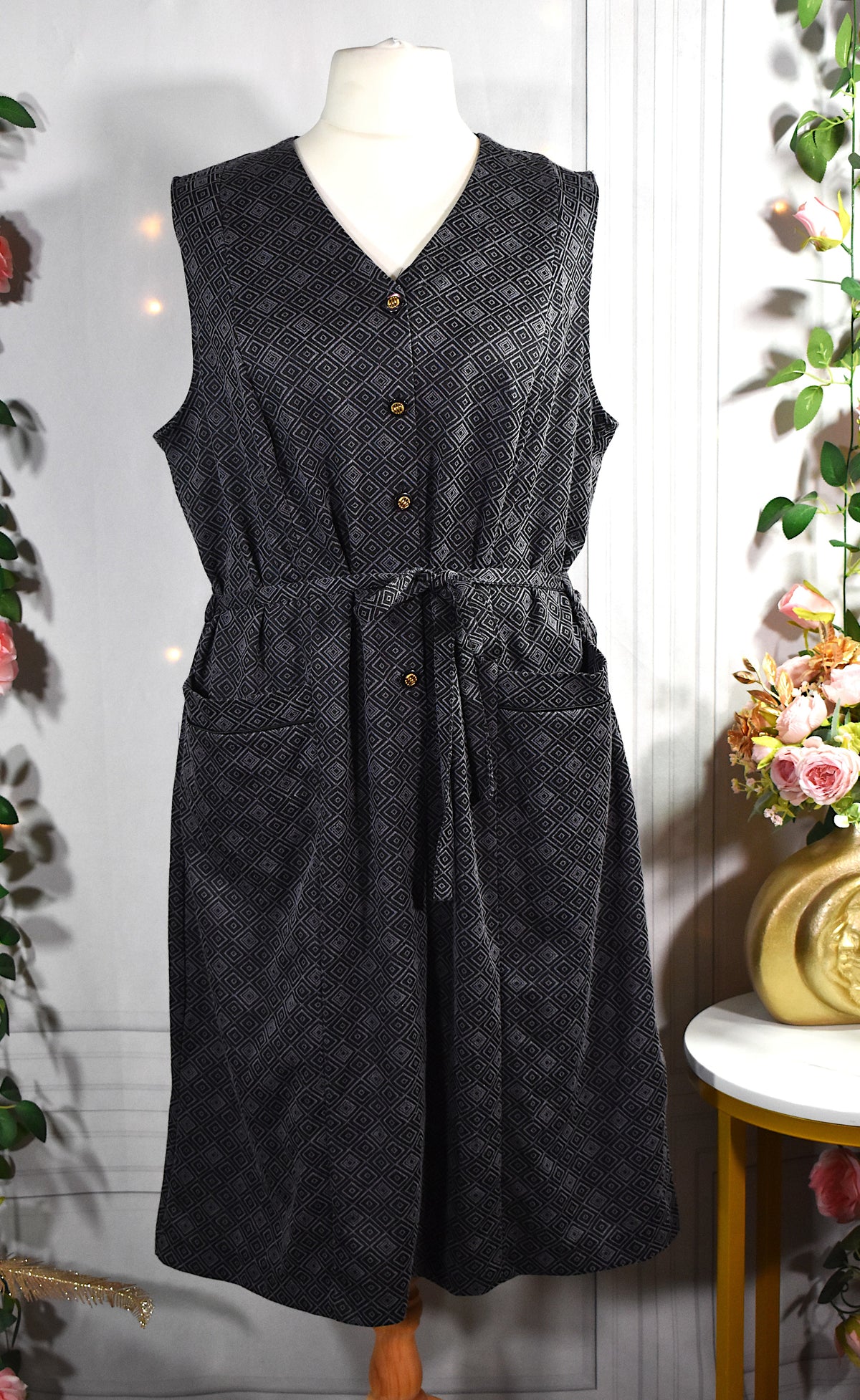 Robe chasuble grise aux motifs losanges noirs