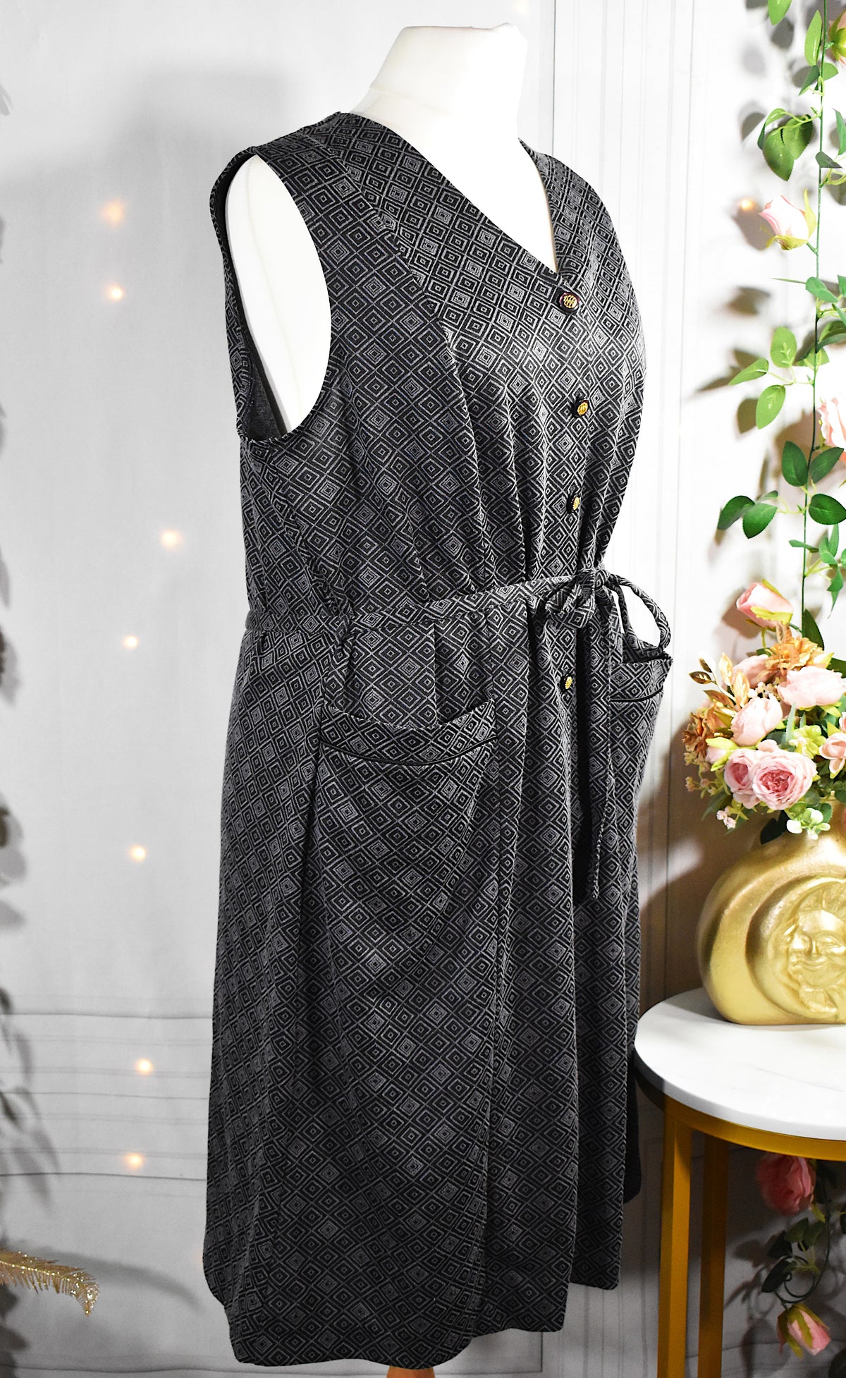 Robe chasuble grise aux motifs losanges noirs