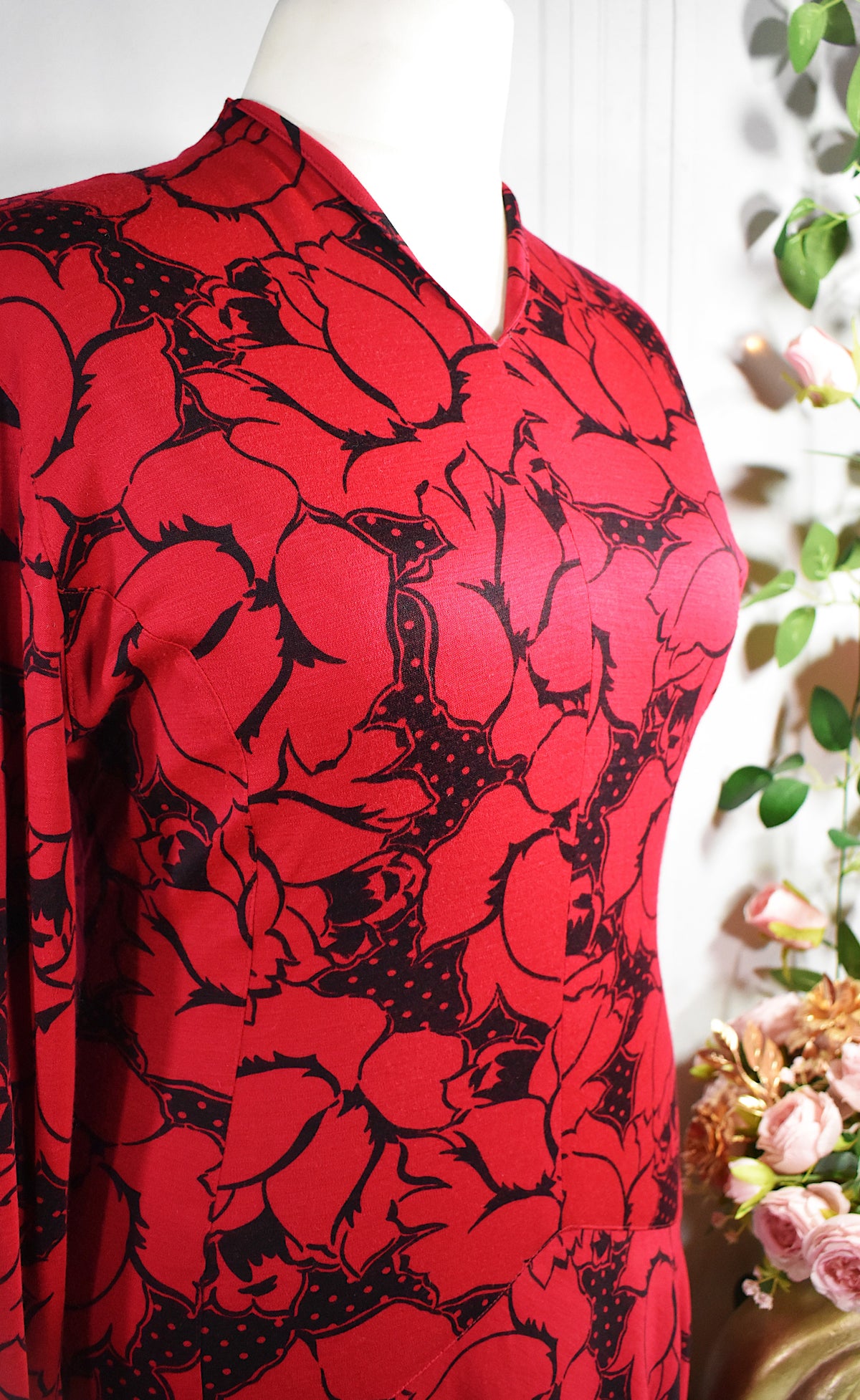 Robe jersey de laine rouge à fleurs noires Devernois