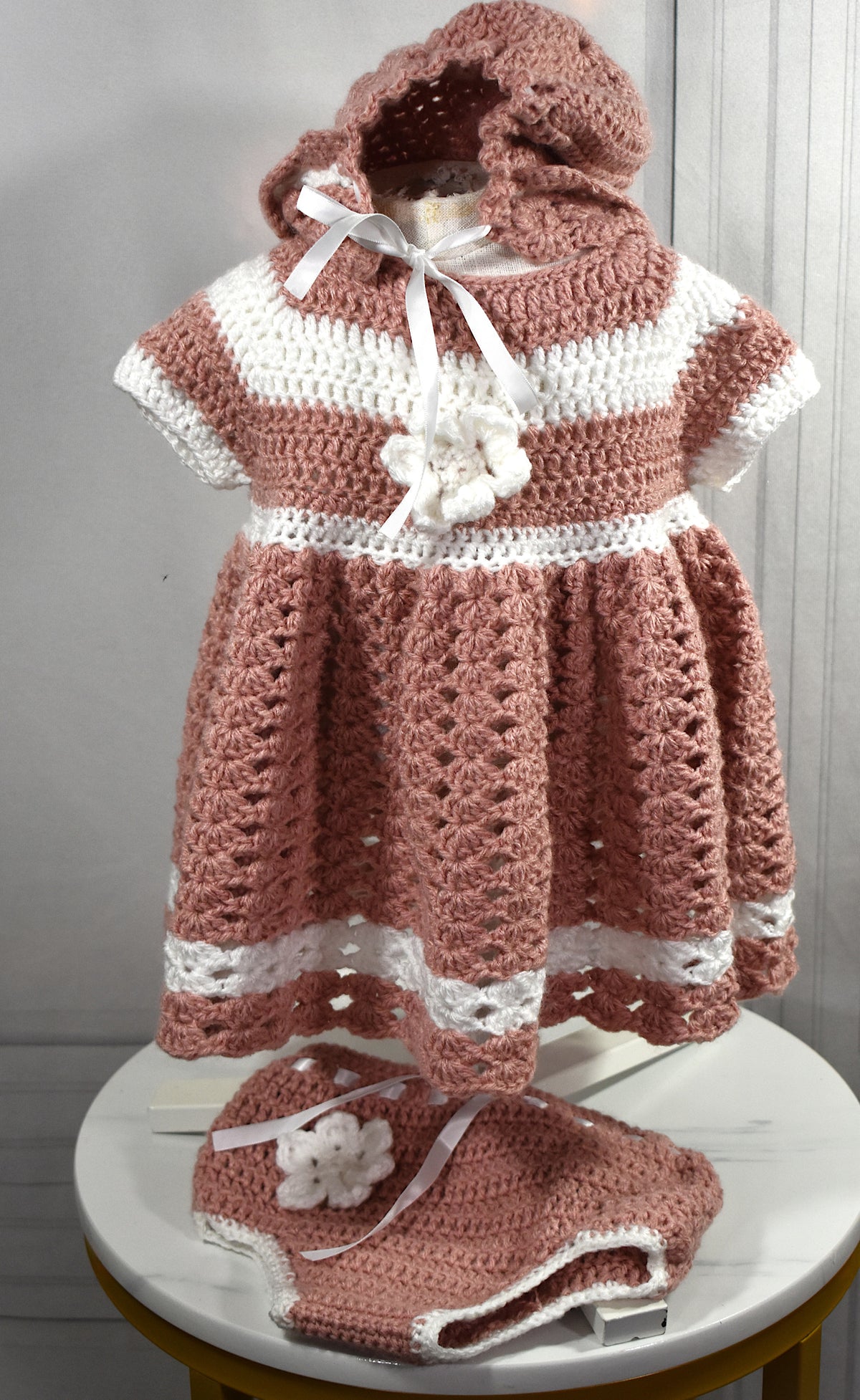Robe en tricot vieux rose & blanc, avec sa culotte et son bonnet assortit