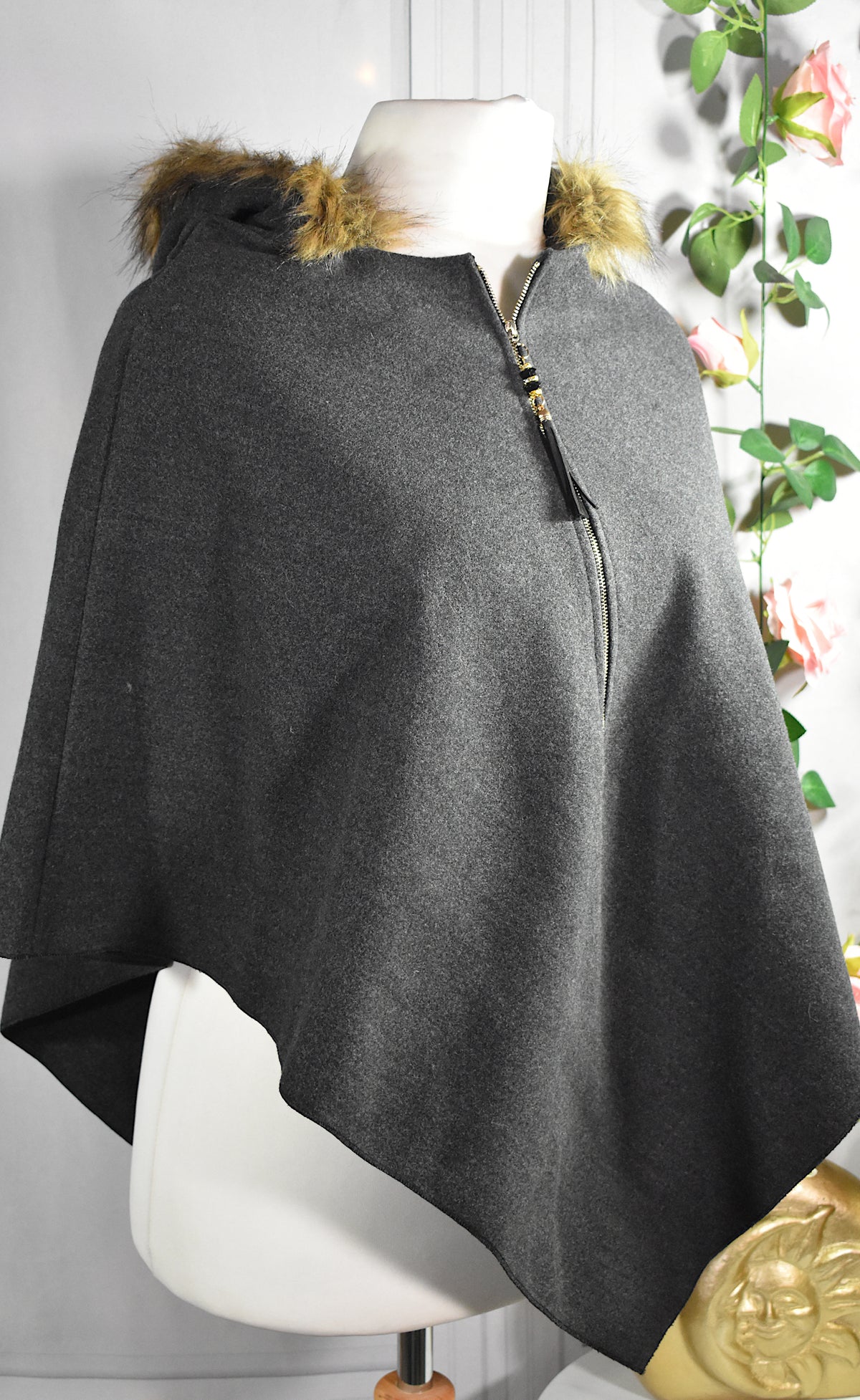 Poncho feutrine gris & capuche fourrure