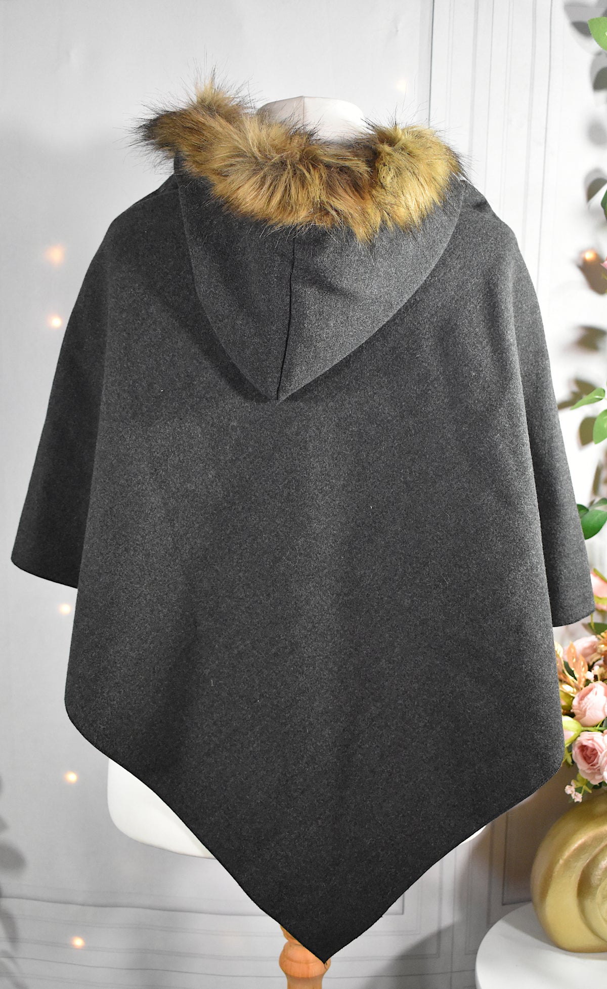 Poncho feutrine gris & capuche fourrure