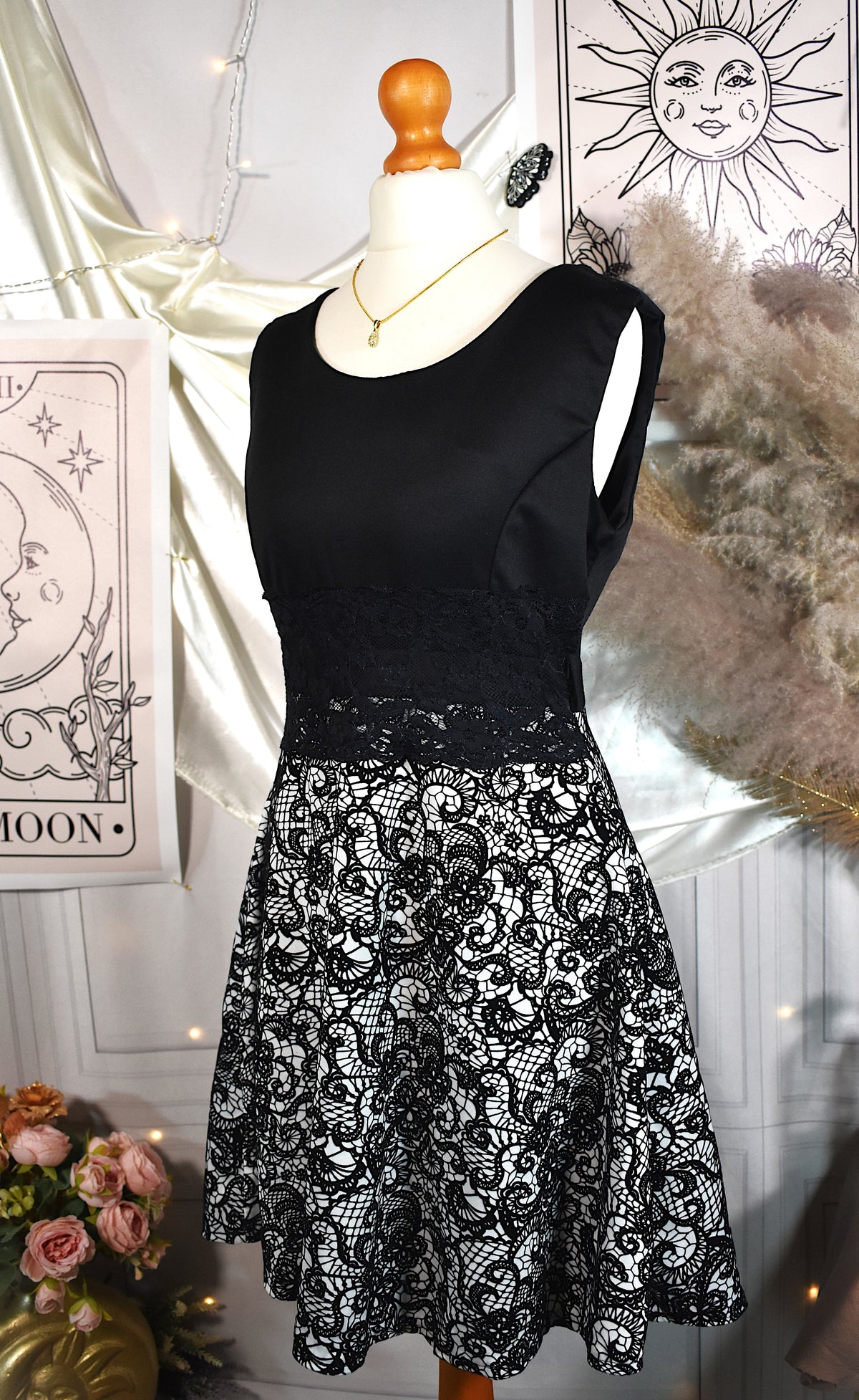 Robe patineuse noire et blanche effet dentelle