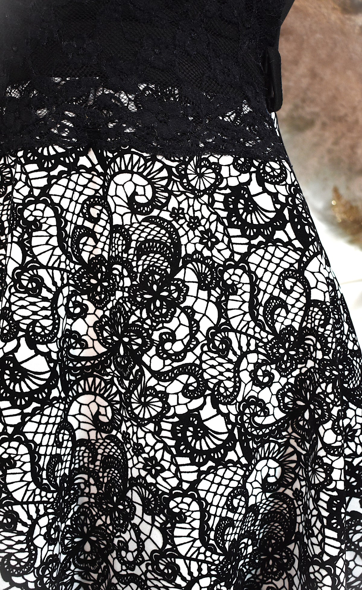 Robe patineuse noire et blanche effet dentelle
