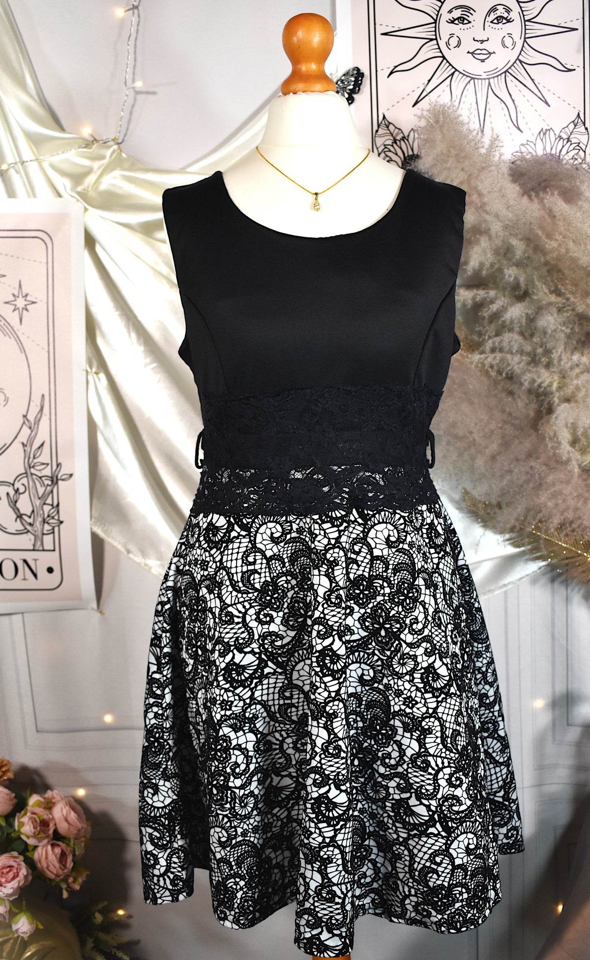 Robe patineuse noire et blanche effet dentelle