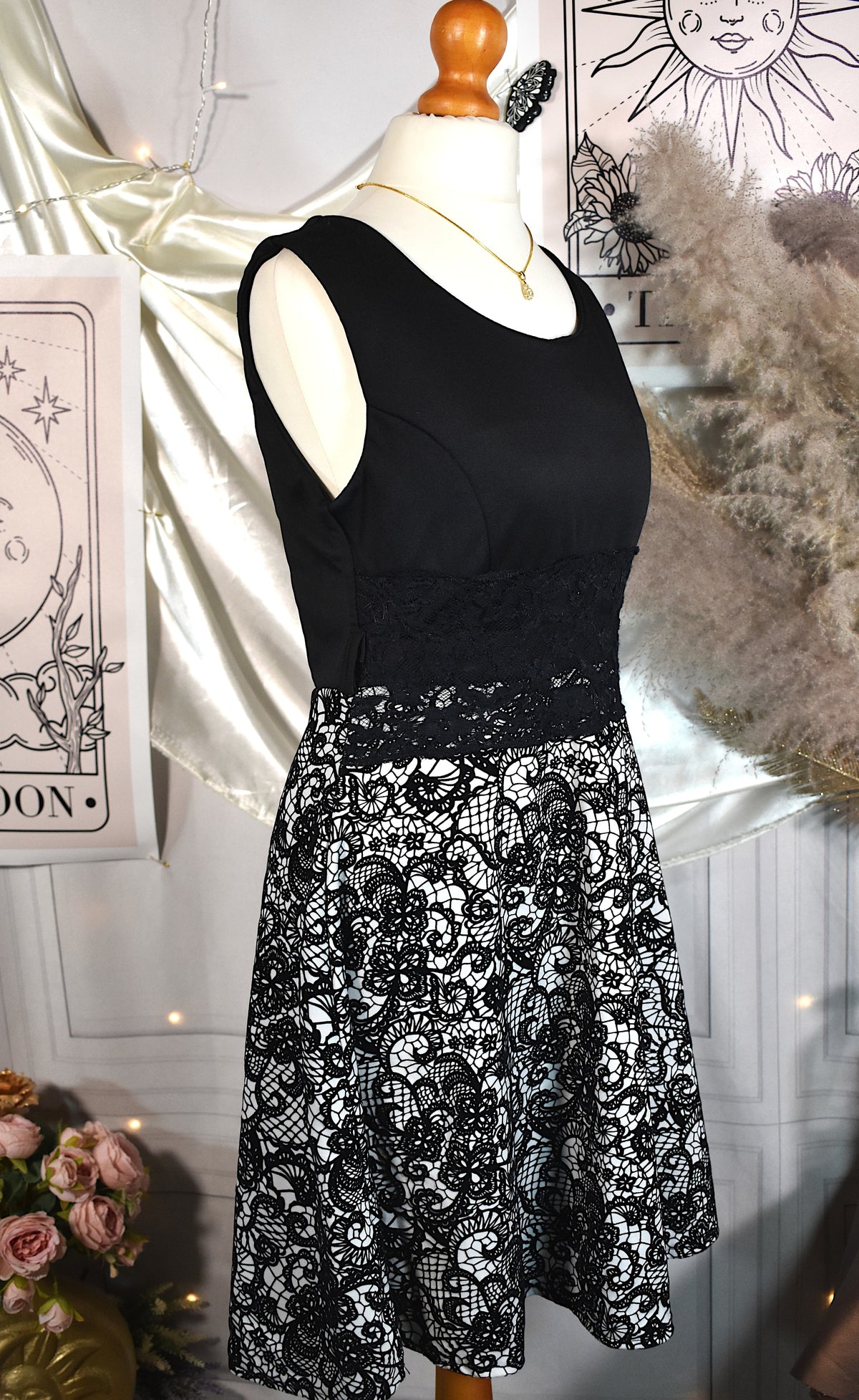 Robe patineuse noire et blanche effet dentelle