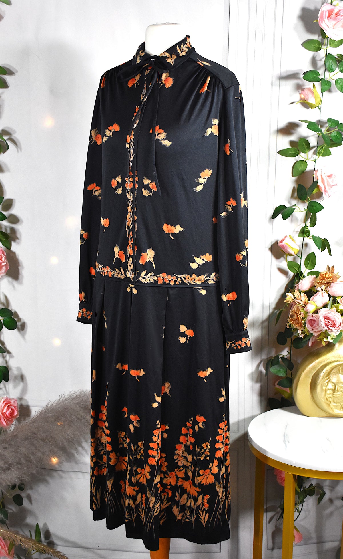 Robe noire aux motifs floraux oranges