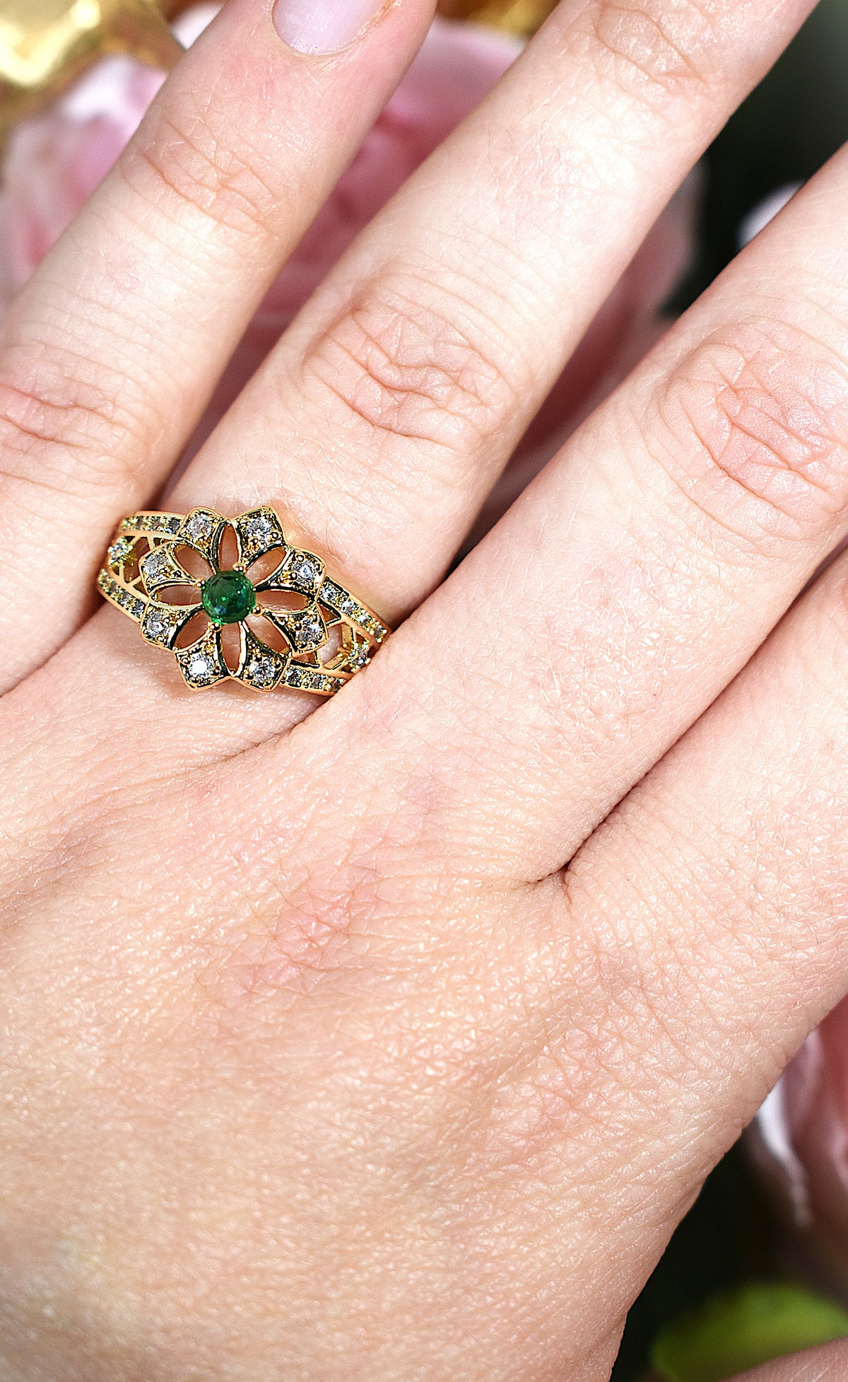 Bague dorée fleur en strass & pierre verte