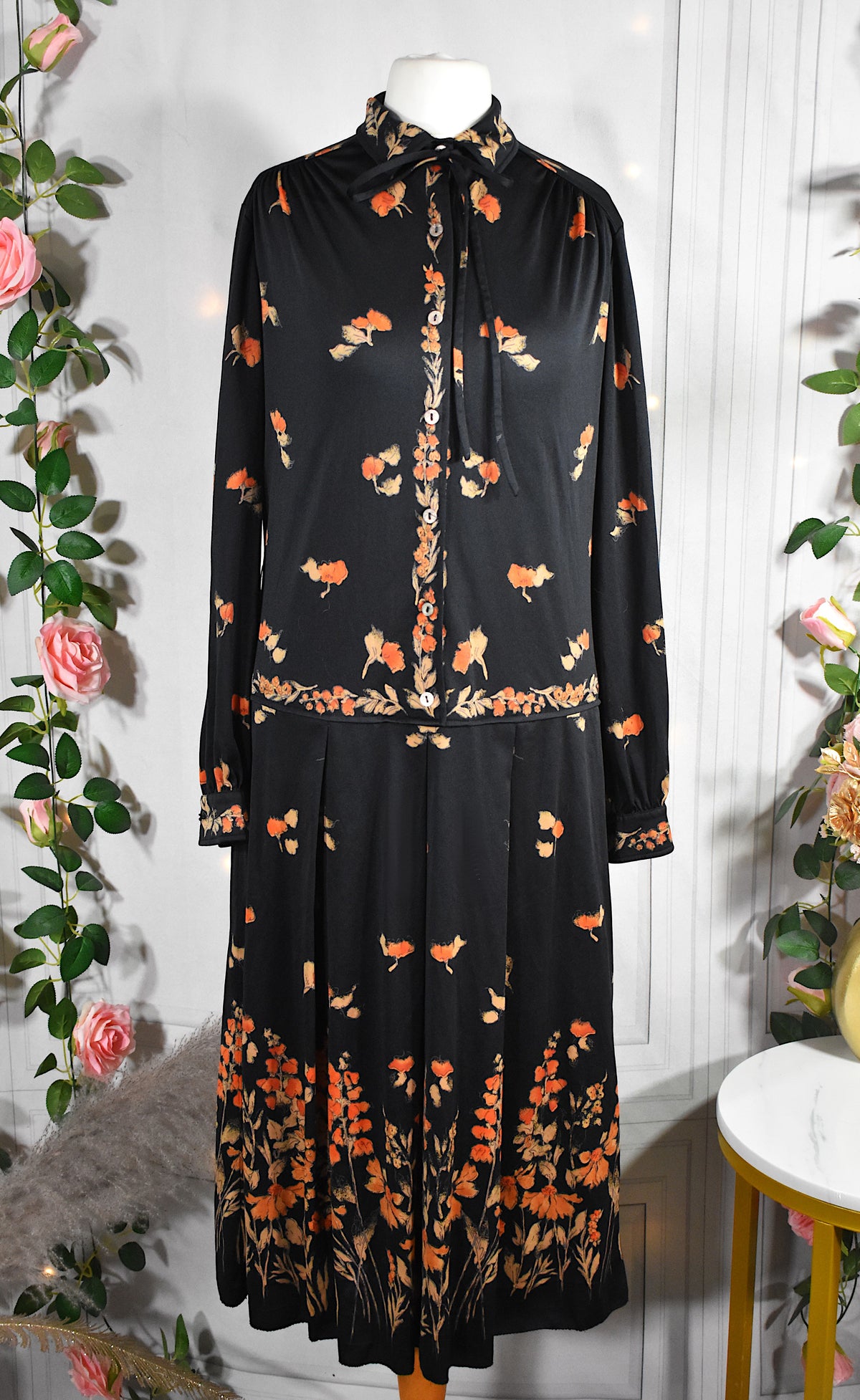 Robe noire aux motifs floraux oranges