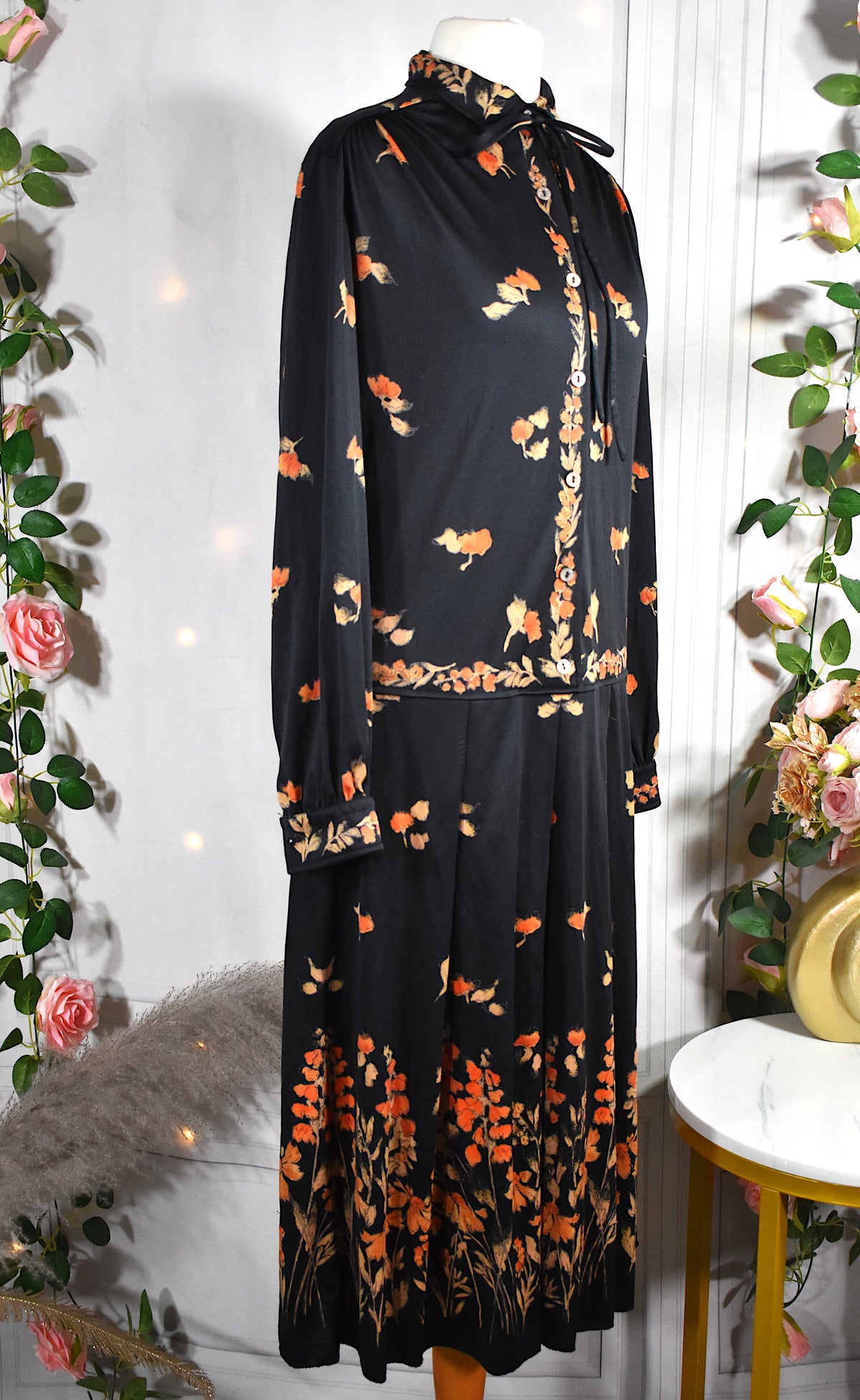 Robe noire aux motifs floraux oranges