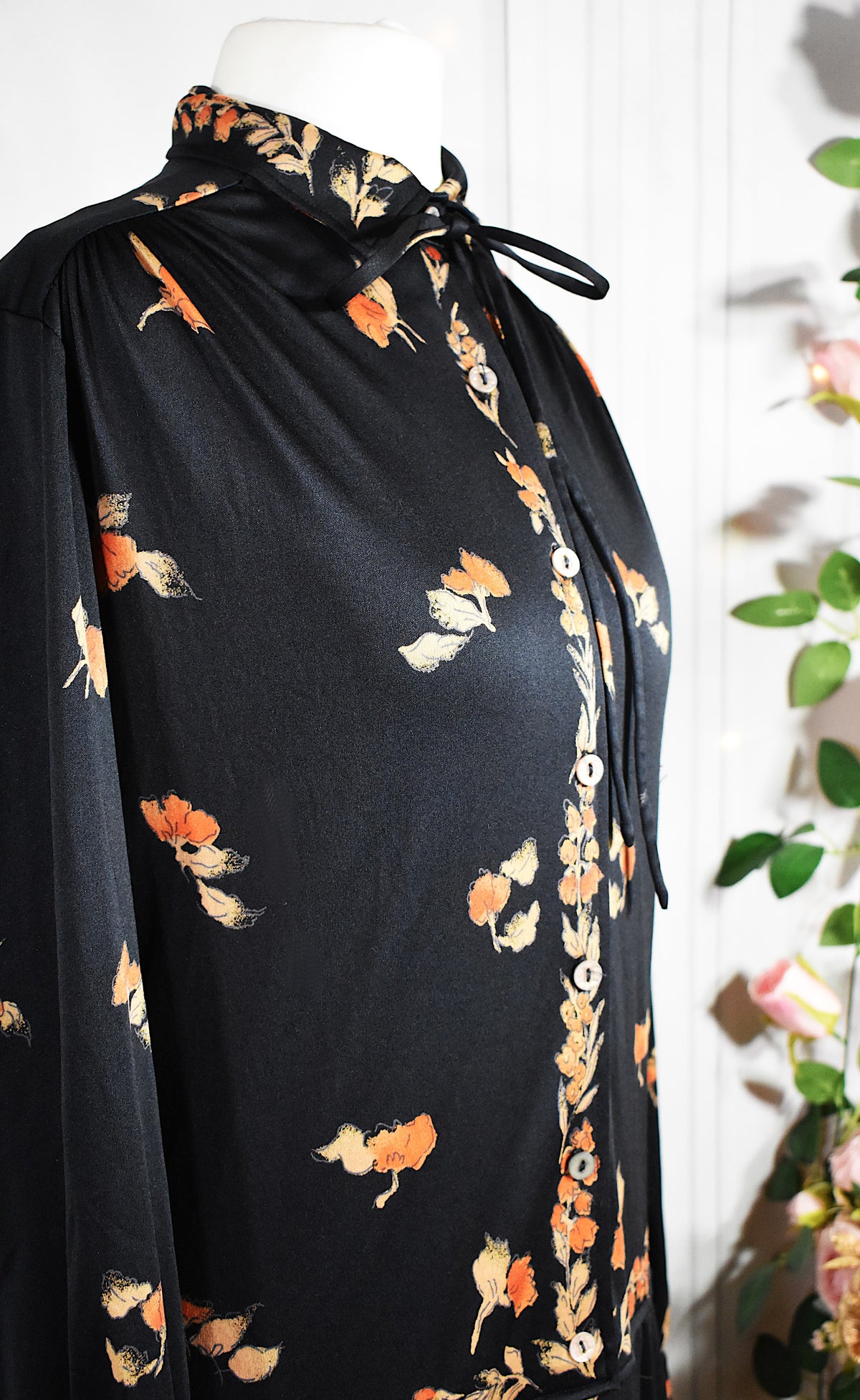 Robe noire aux motifs floraux oranges