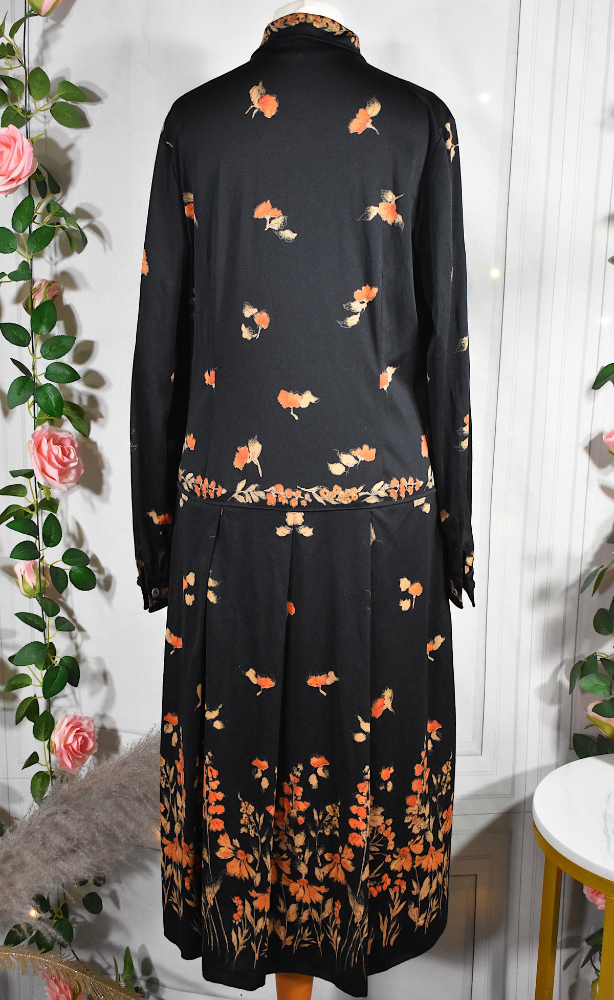 Robe noire aux motifs floraux oranges