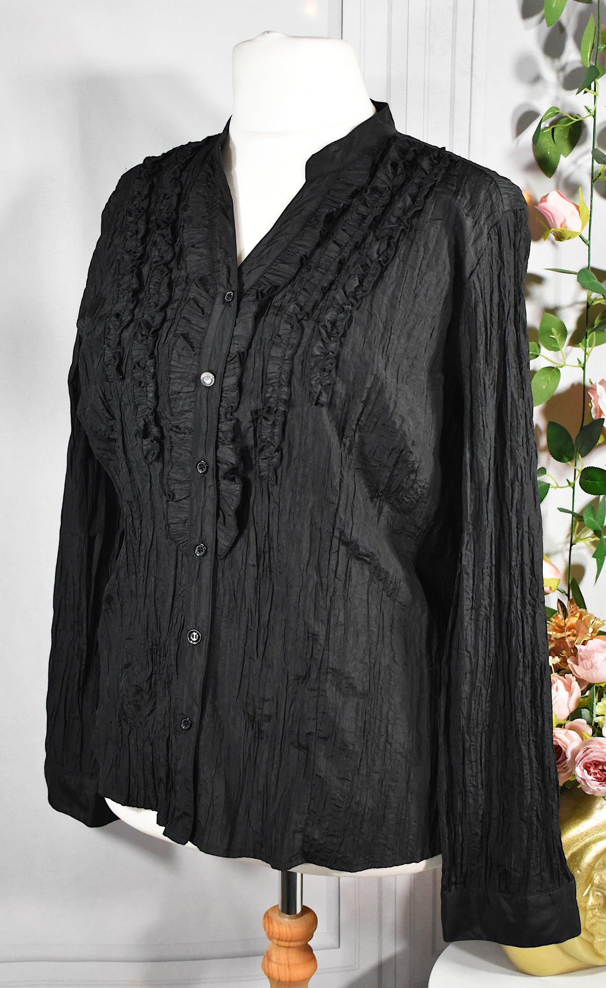 Chemise plissée noire à froufrous