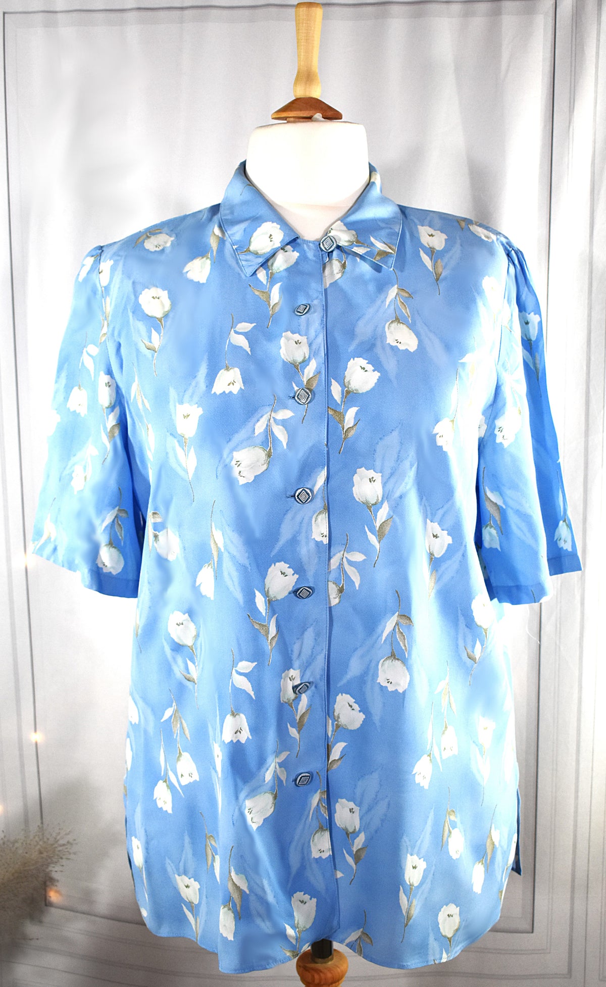 Chemise bleue à fleurs