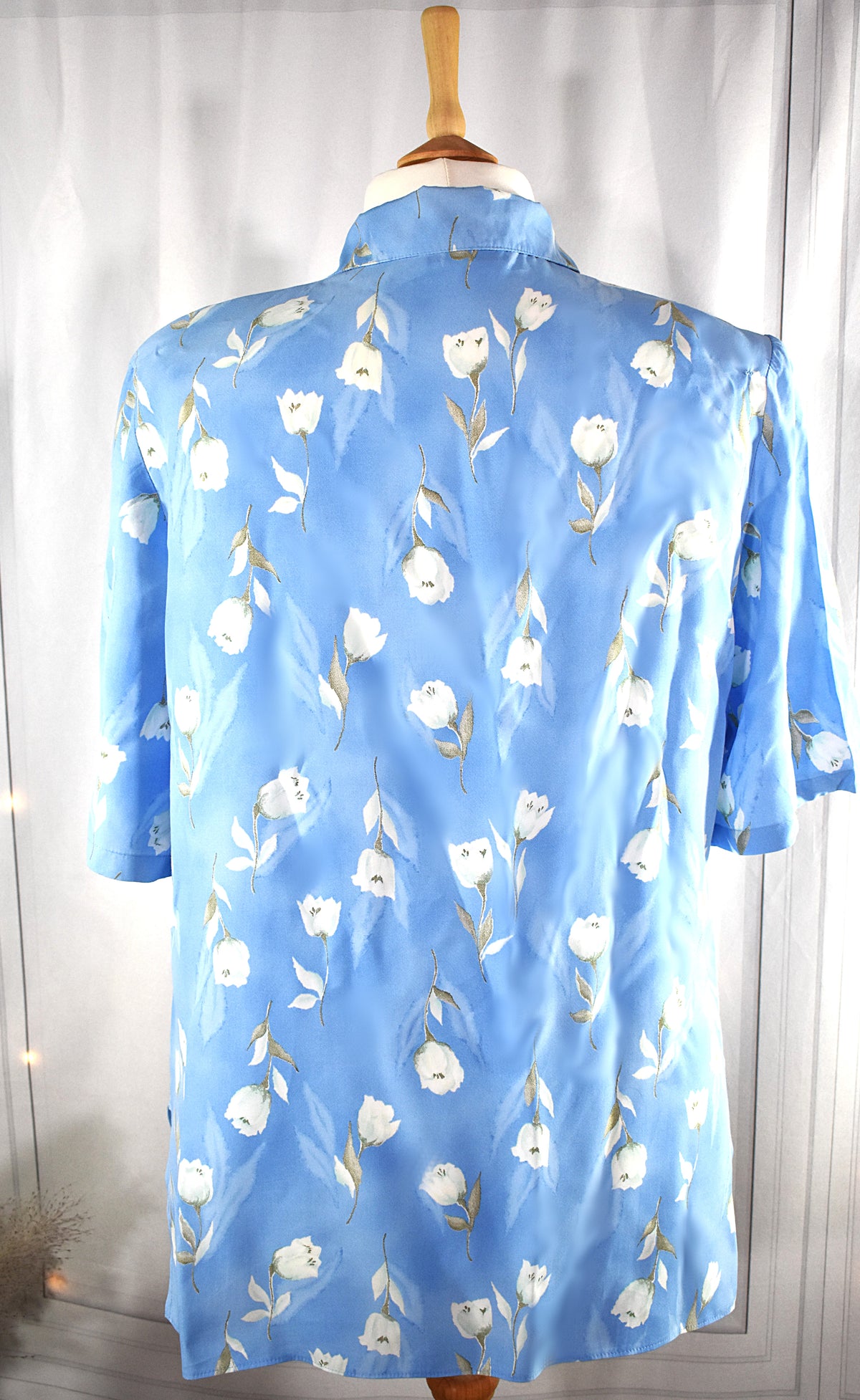 Chemise bleue à fleurs