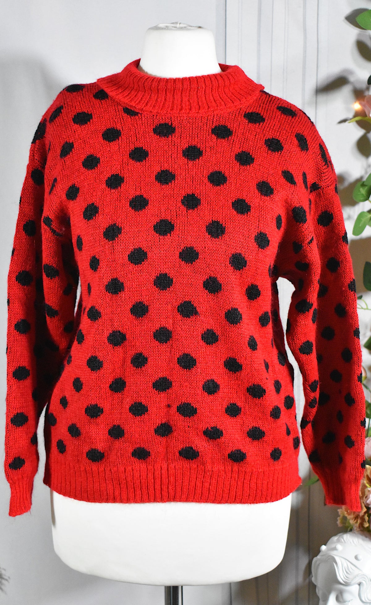 Pull rouge à pois noirs