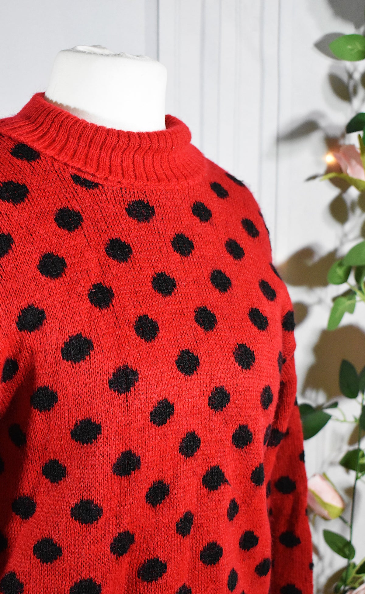 Pull rouge à pois noirs