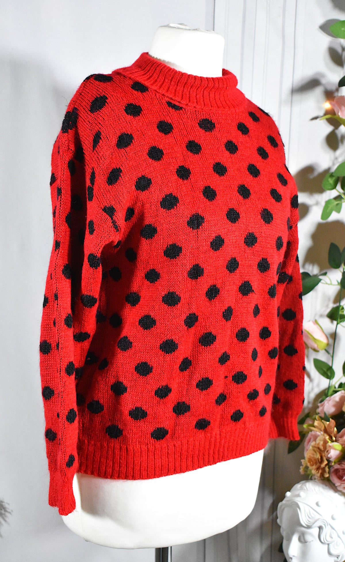 Pull rouge à pois noirs