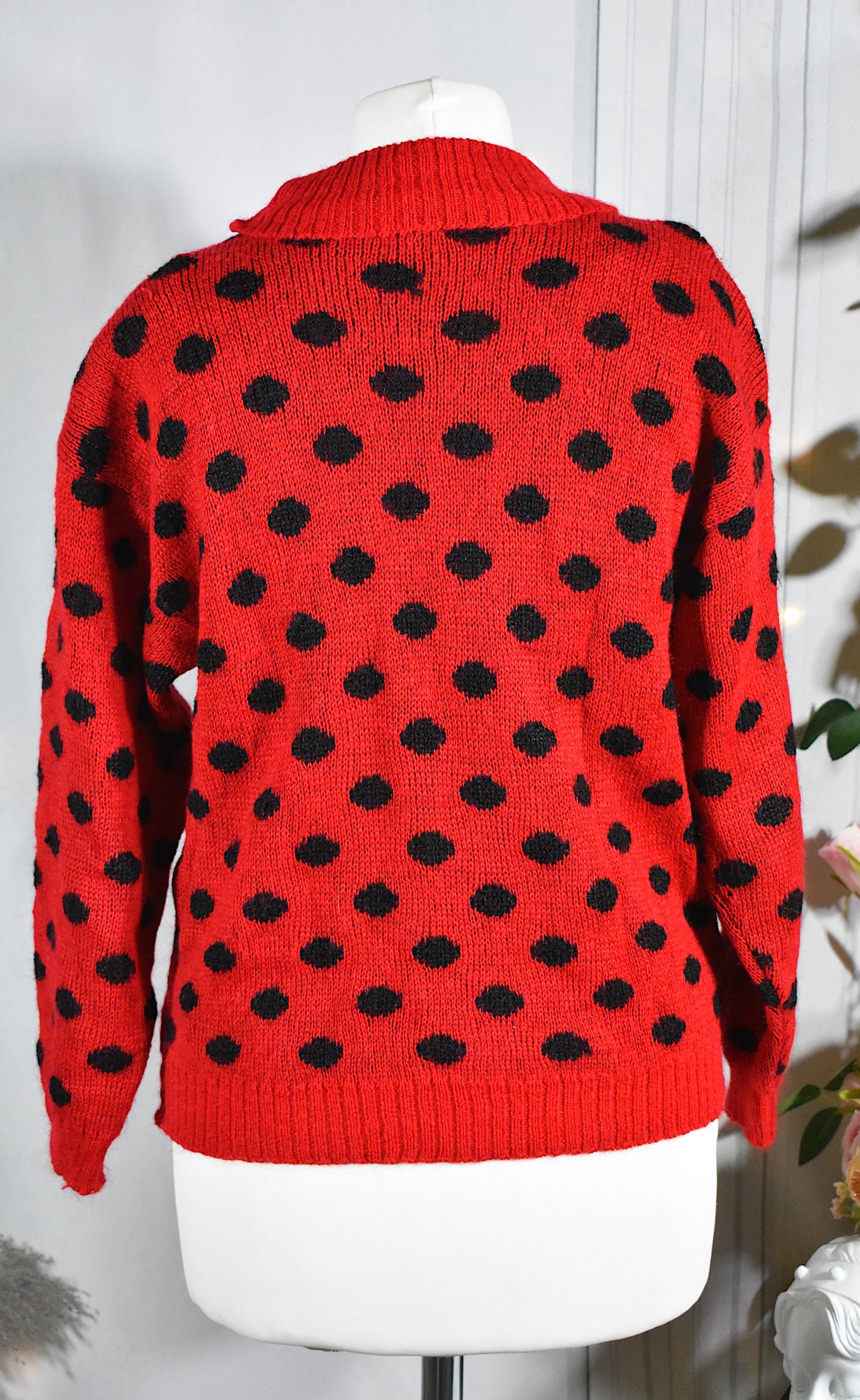 Pull rouge à pois noirs