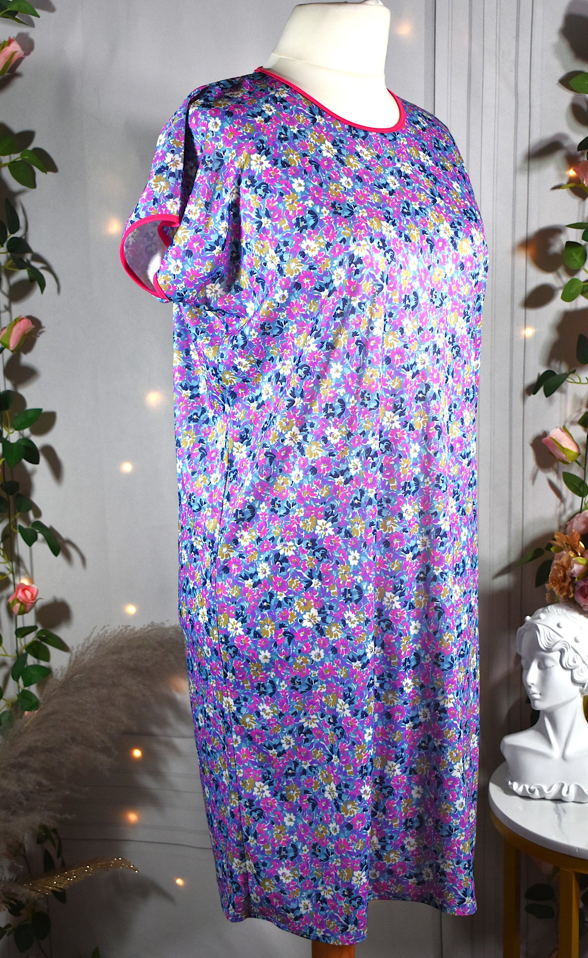 Robe bleue aux fleurs violettes & roses