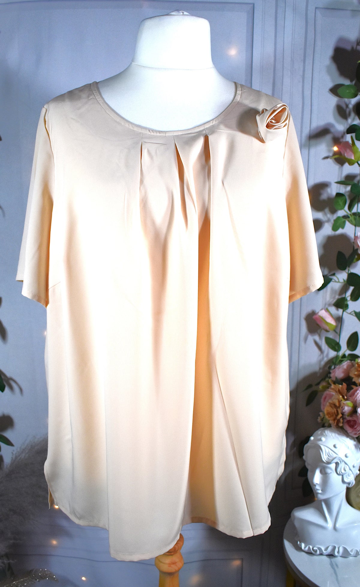 Blouse fluide beige ornée d'une fleur