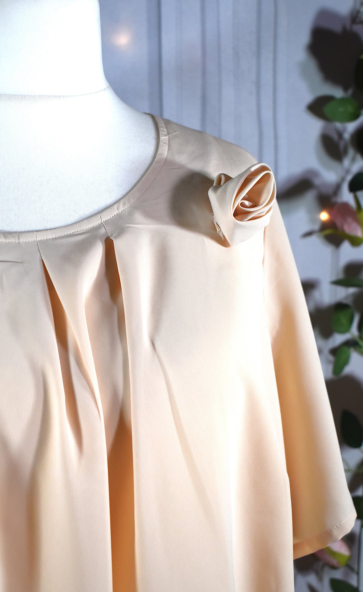 Blouse fluide beige ornée d'une fleur