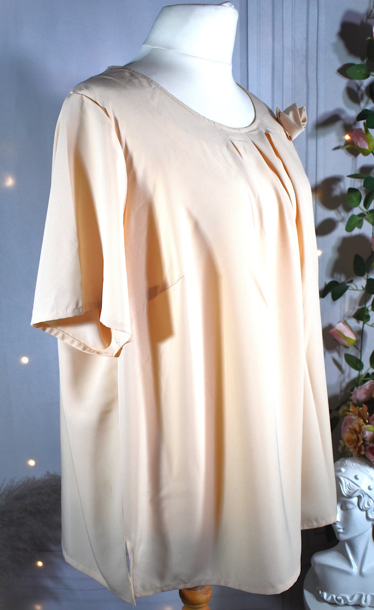 Blouse fluide beige ornée d'une fleur