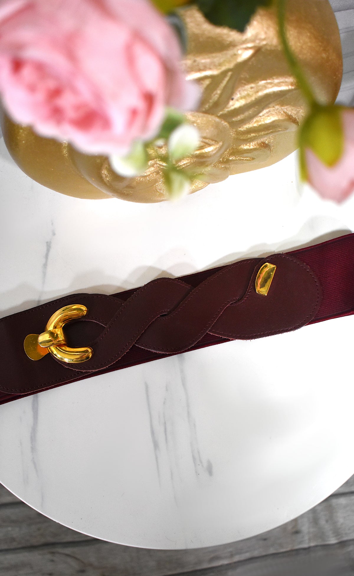 Ceinture élastique bordeaux avec boucle dorée