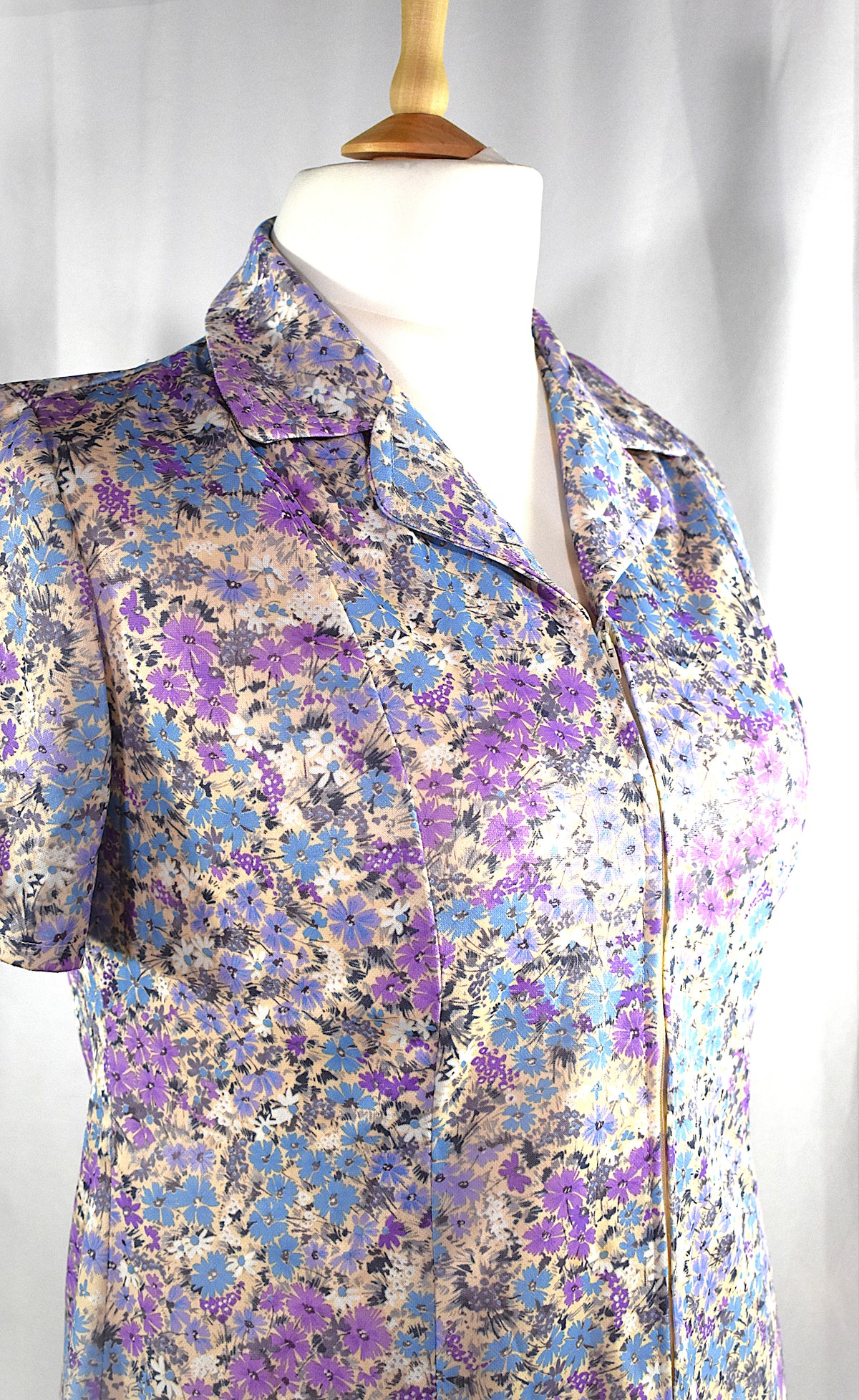 Robe vintage à fleurs violettes & bleues