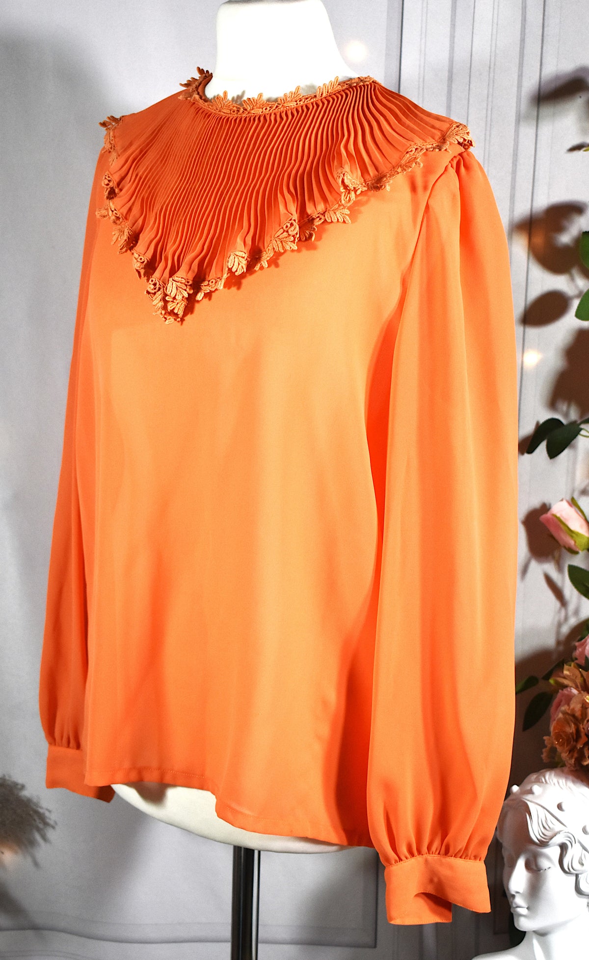 Blouse orange au col plissé