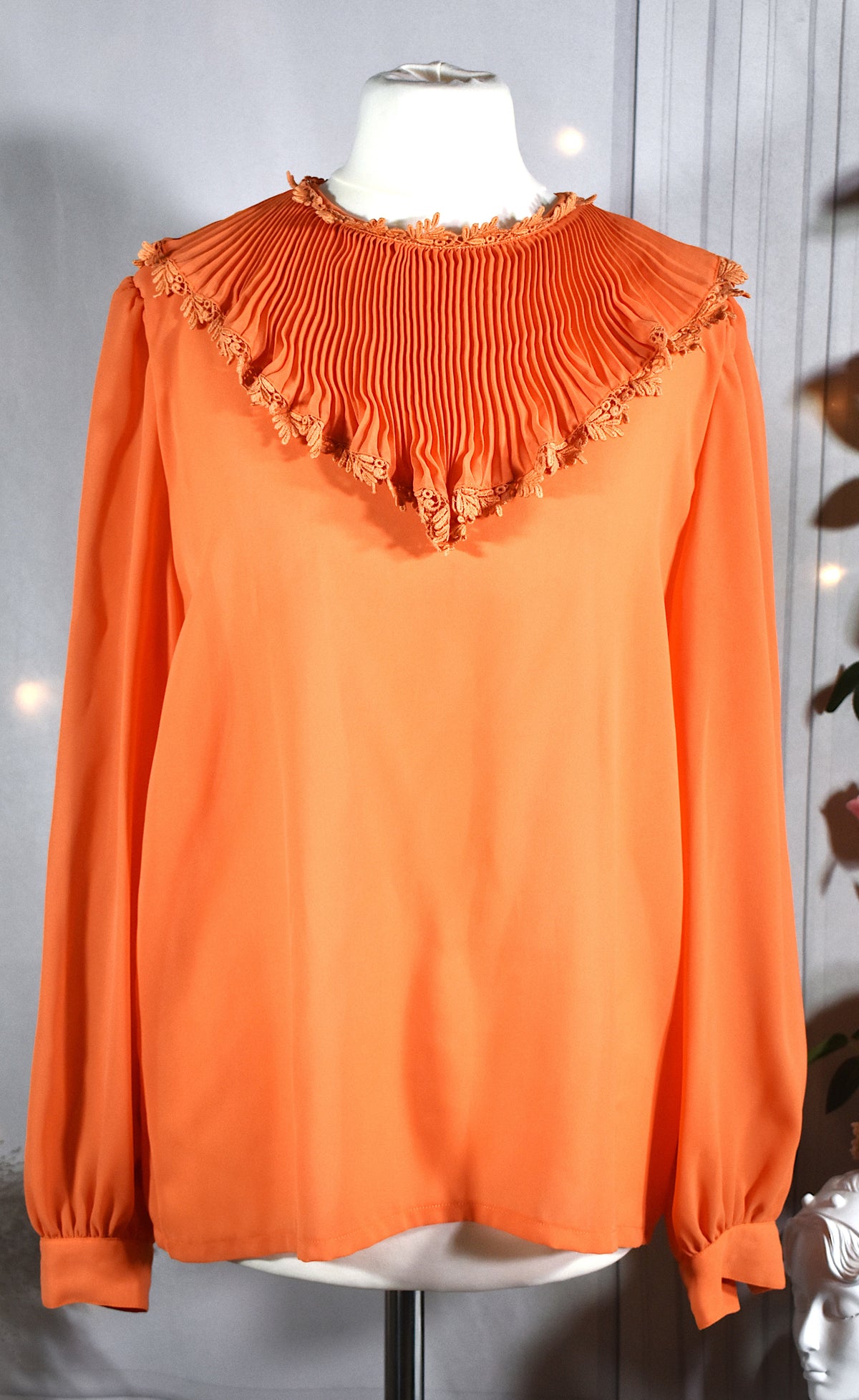 Blouse orange au col plissé