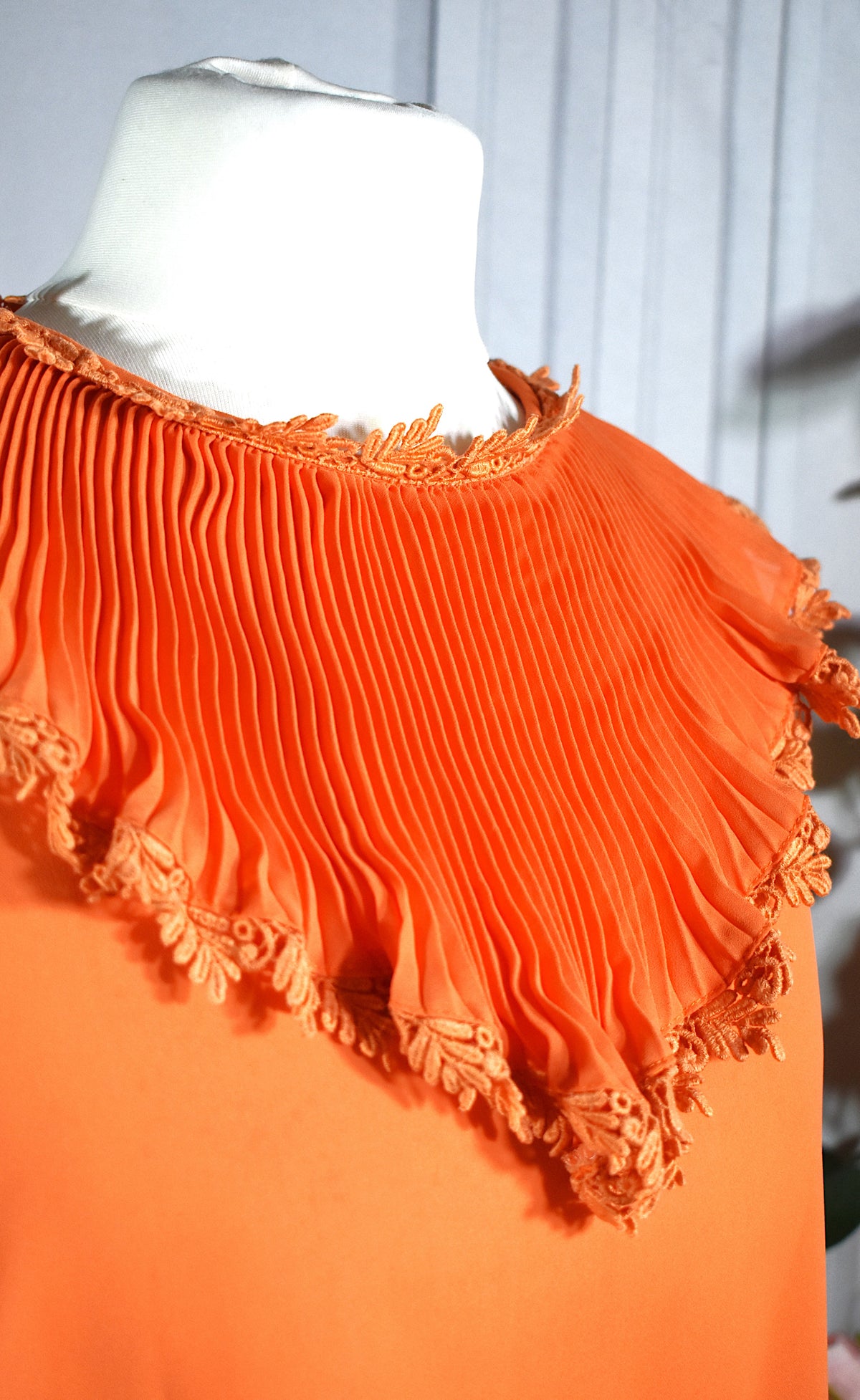 Blouse orange au col plissé