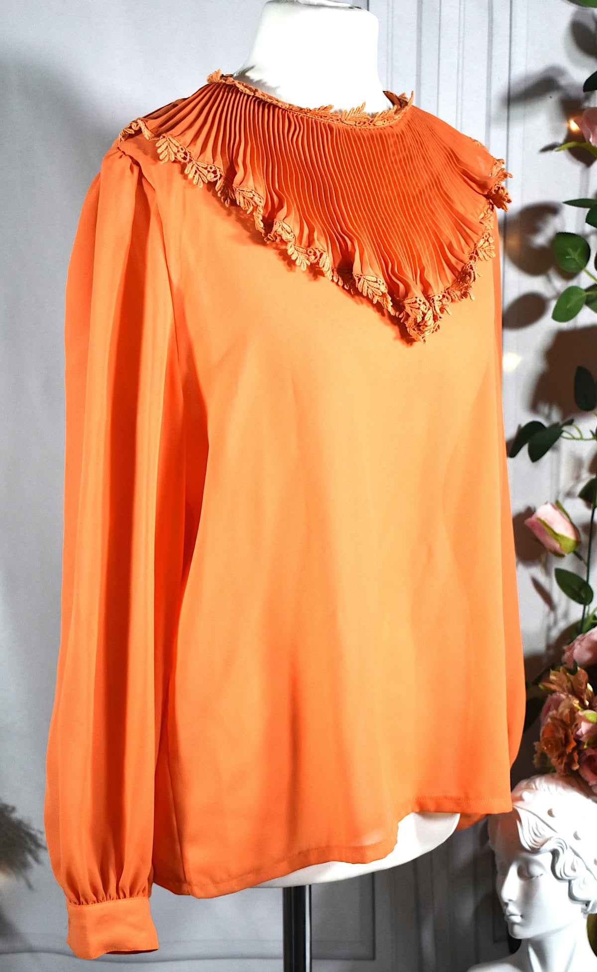 Blouse orange au col plissé