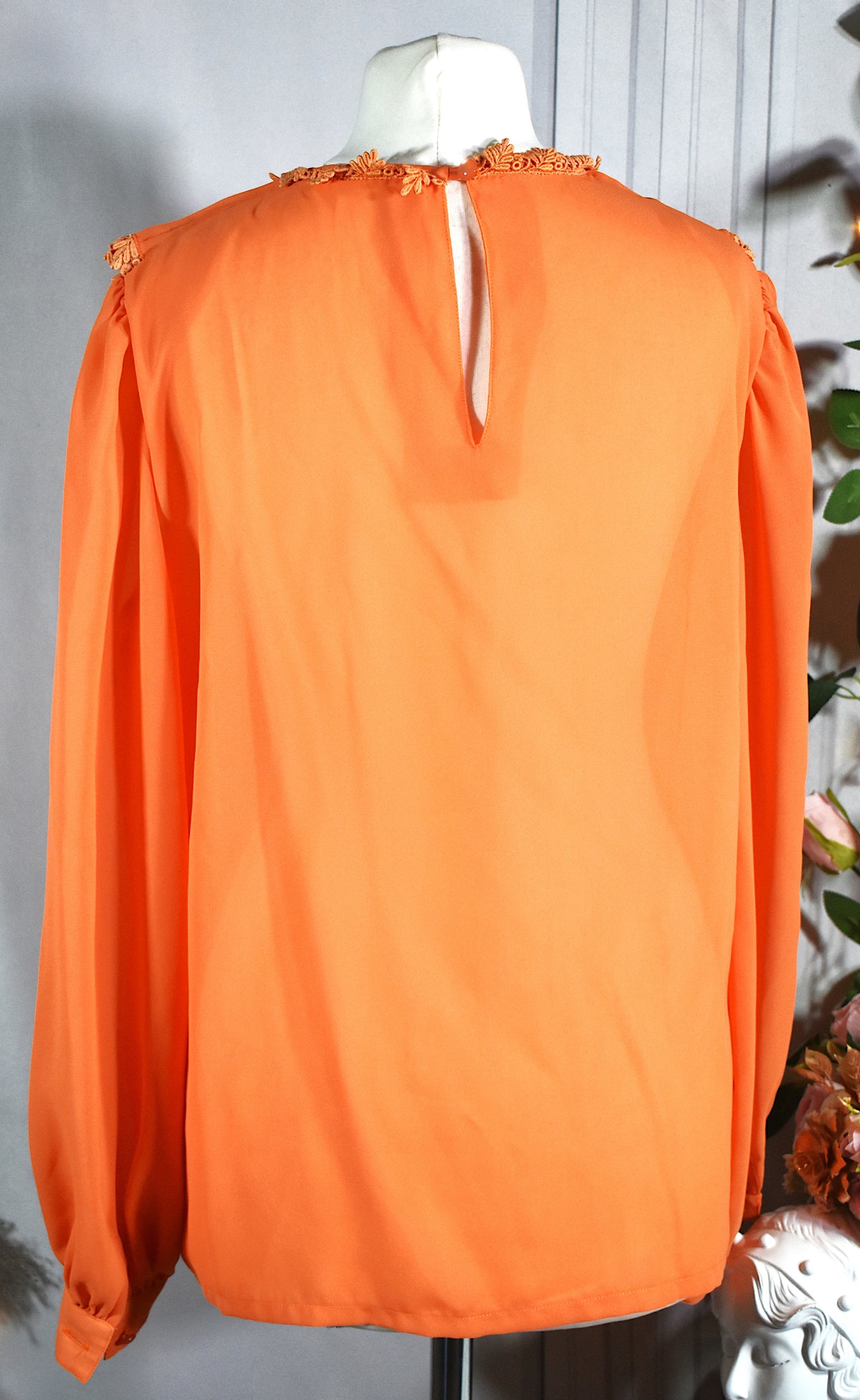 Blouse orange au col plissé