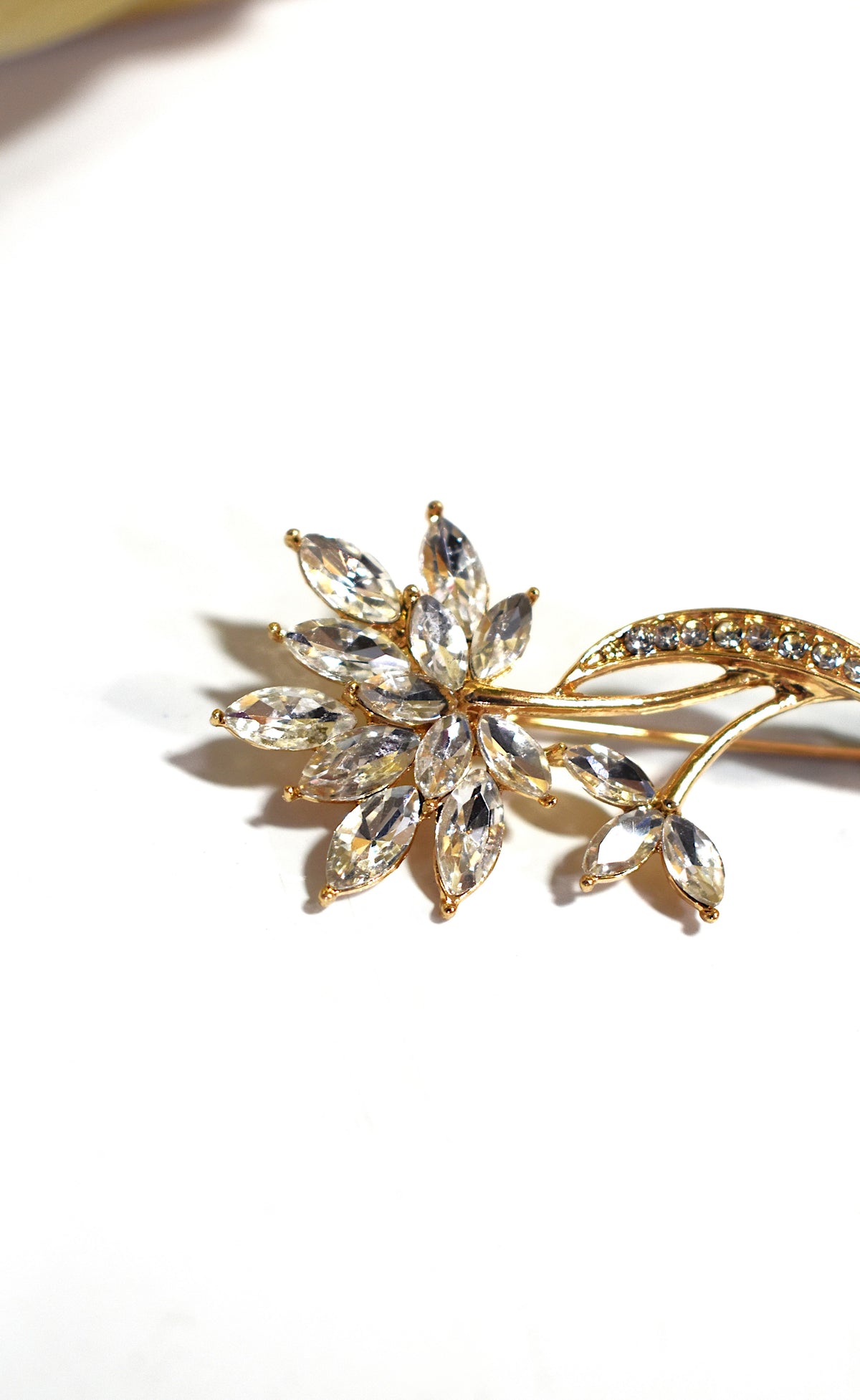 Broche fleur dorée & strass argentés