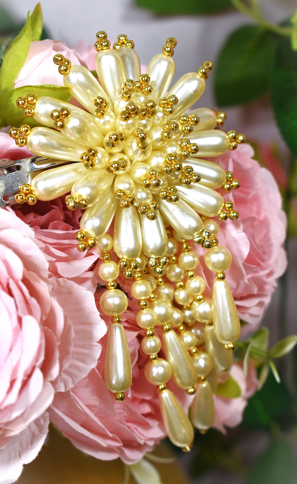 Barette-pince florale en perles nacrées & dorées