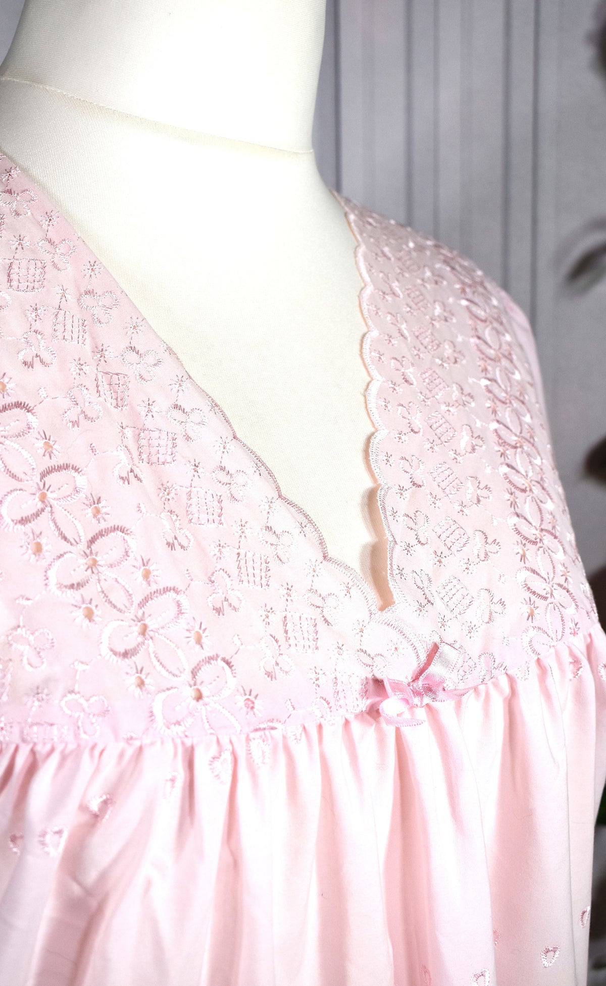 Chemise de nuit rose pastel & broderies