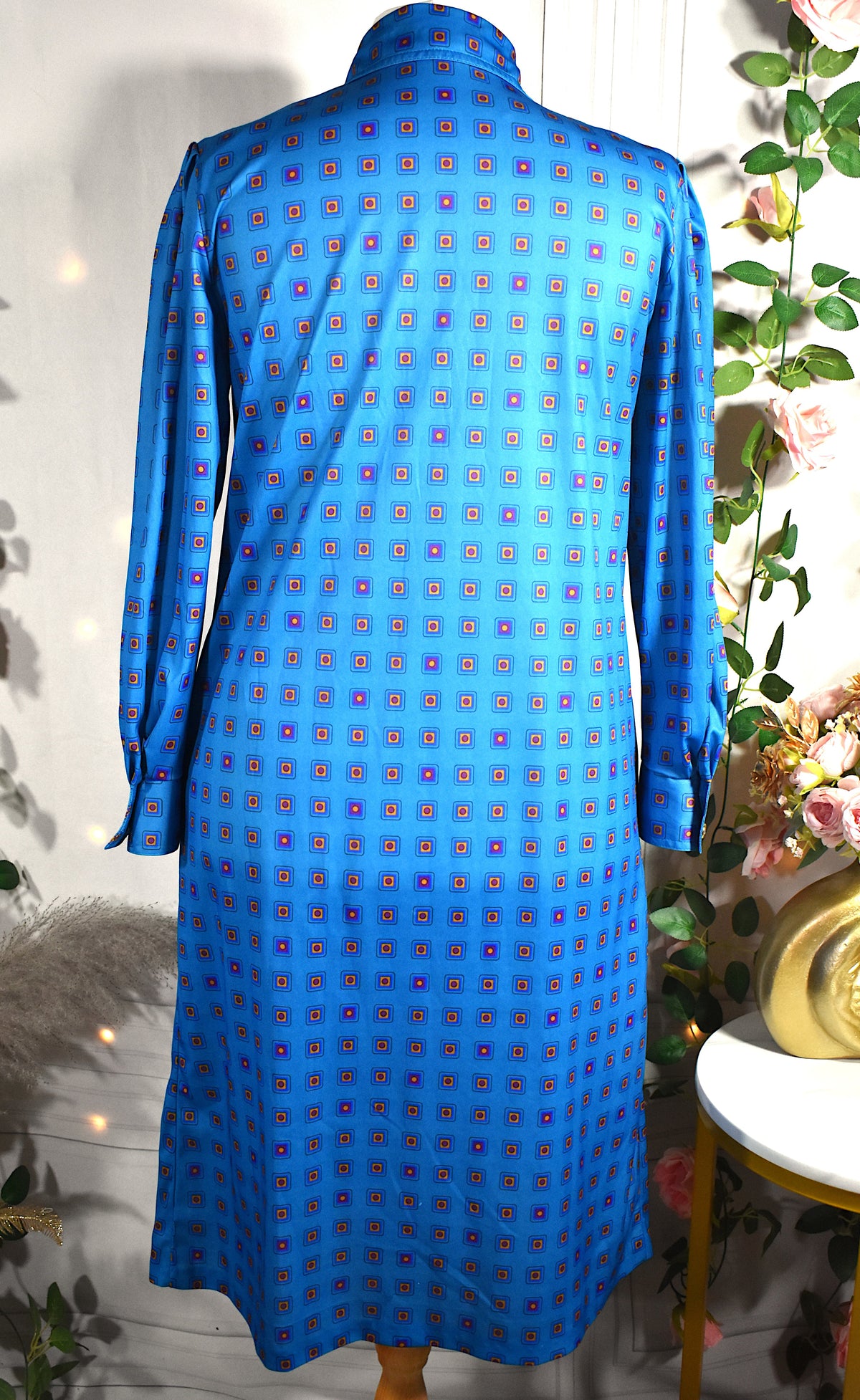 Robe vintage bleue à motifs géométriques