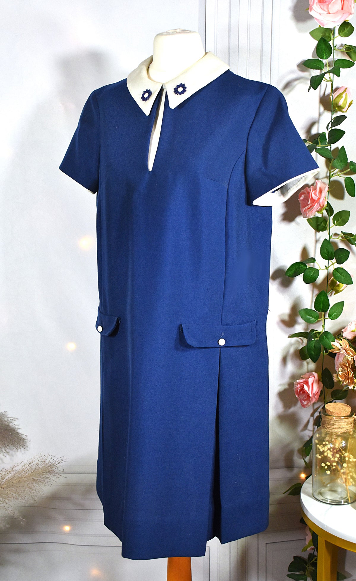 Robe bleue au col blanc brodé