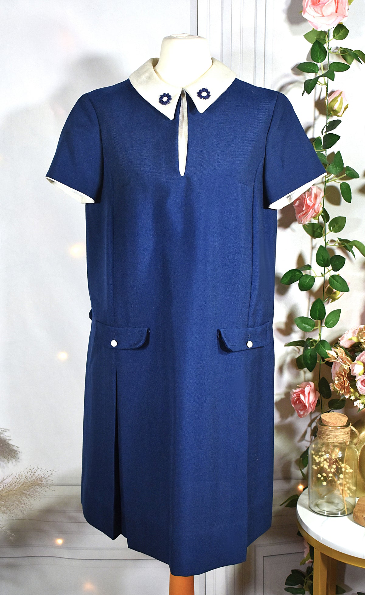 Robe bleue au col blanc brodé