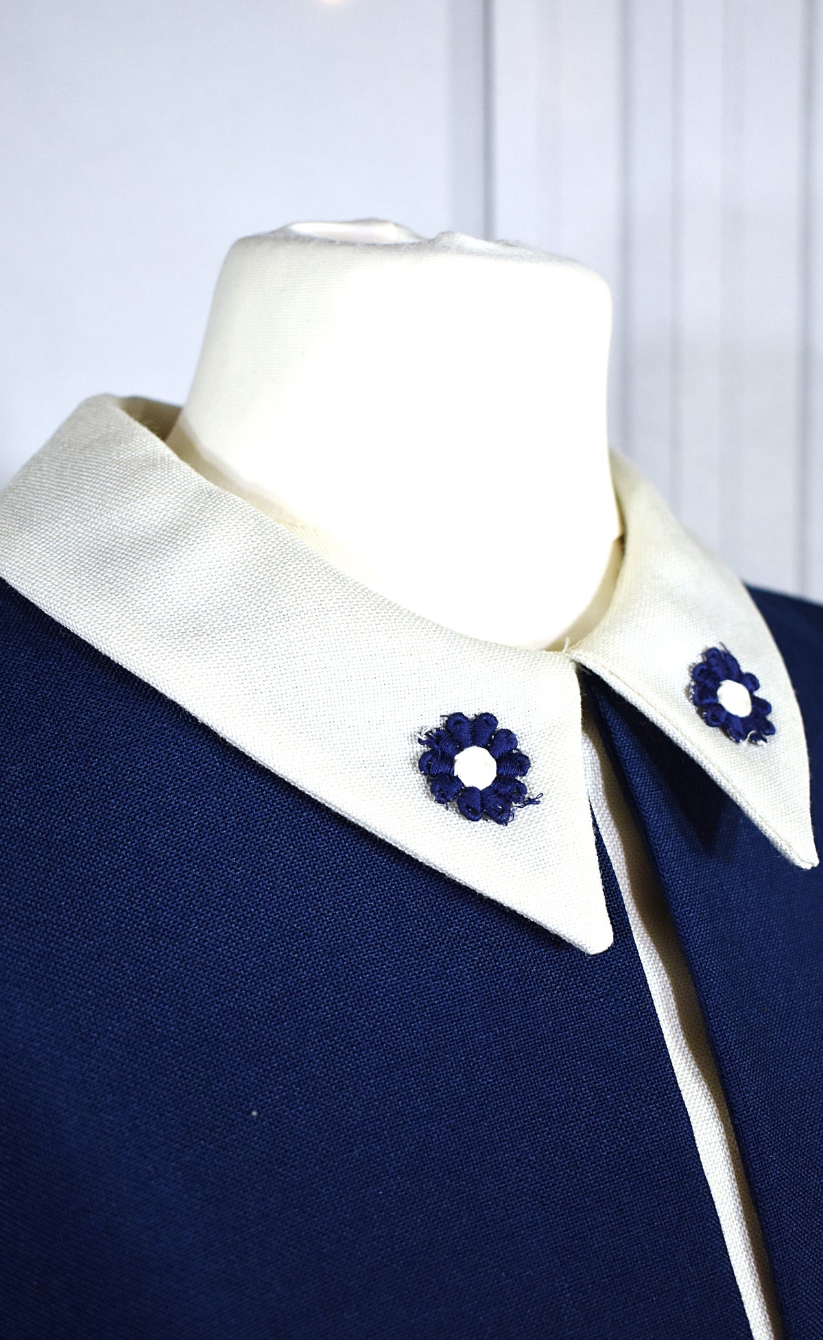 Robe bleue au col blanc brodé