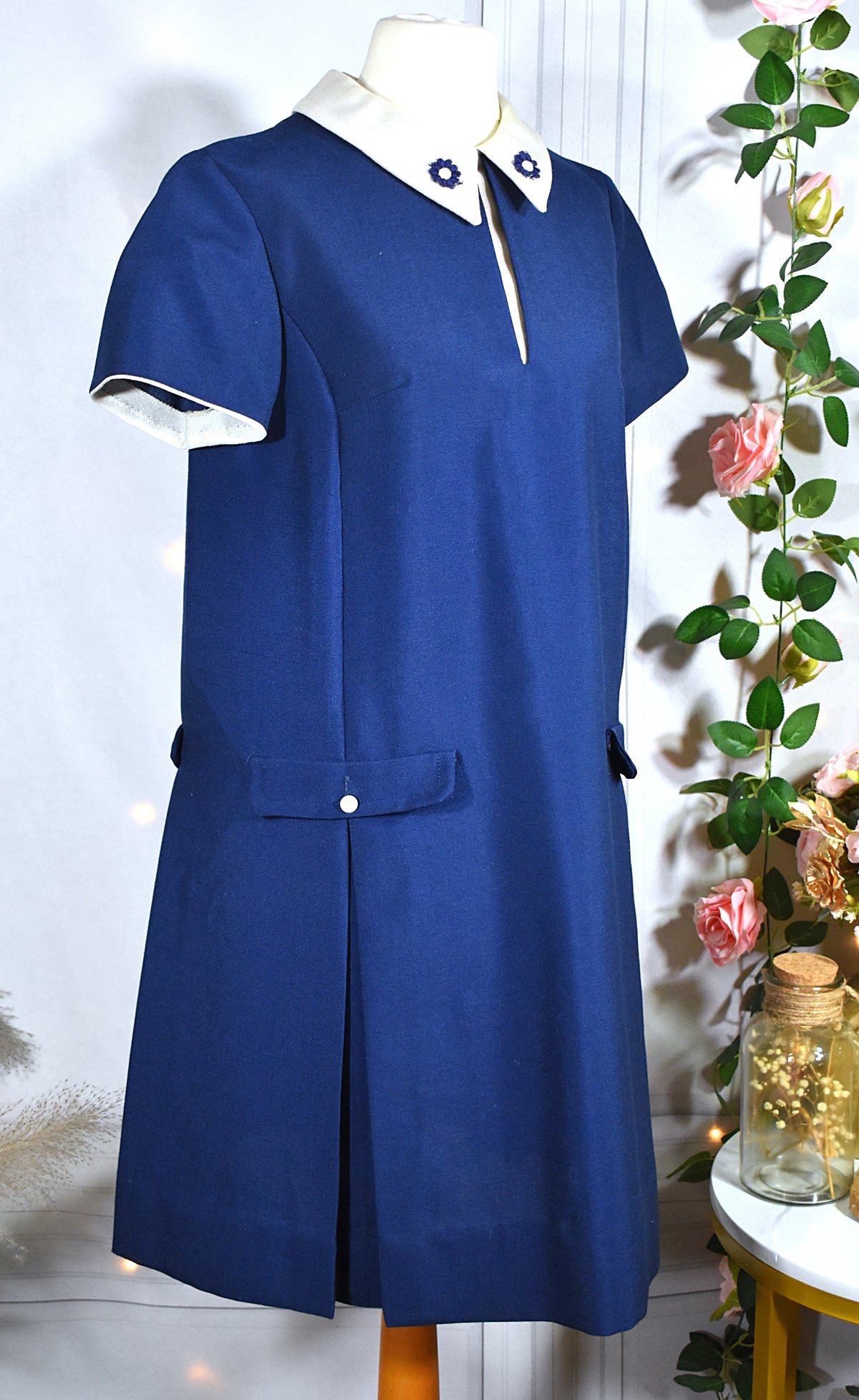 Robe bleue au col blanc brodé